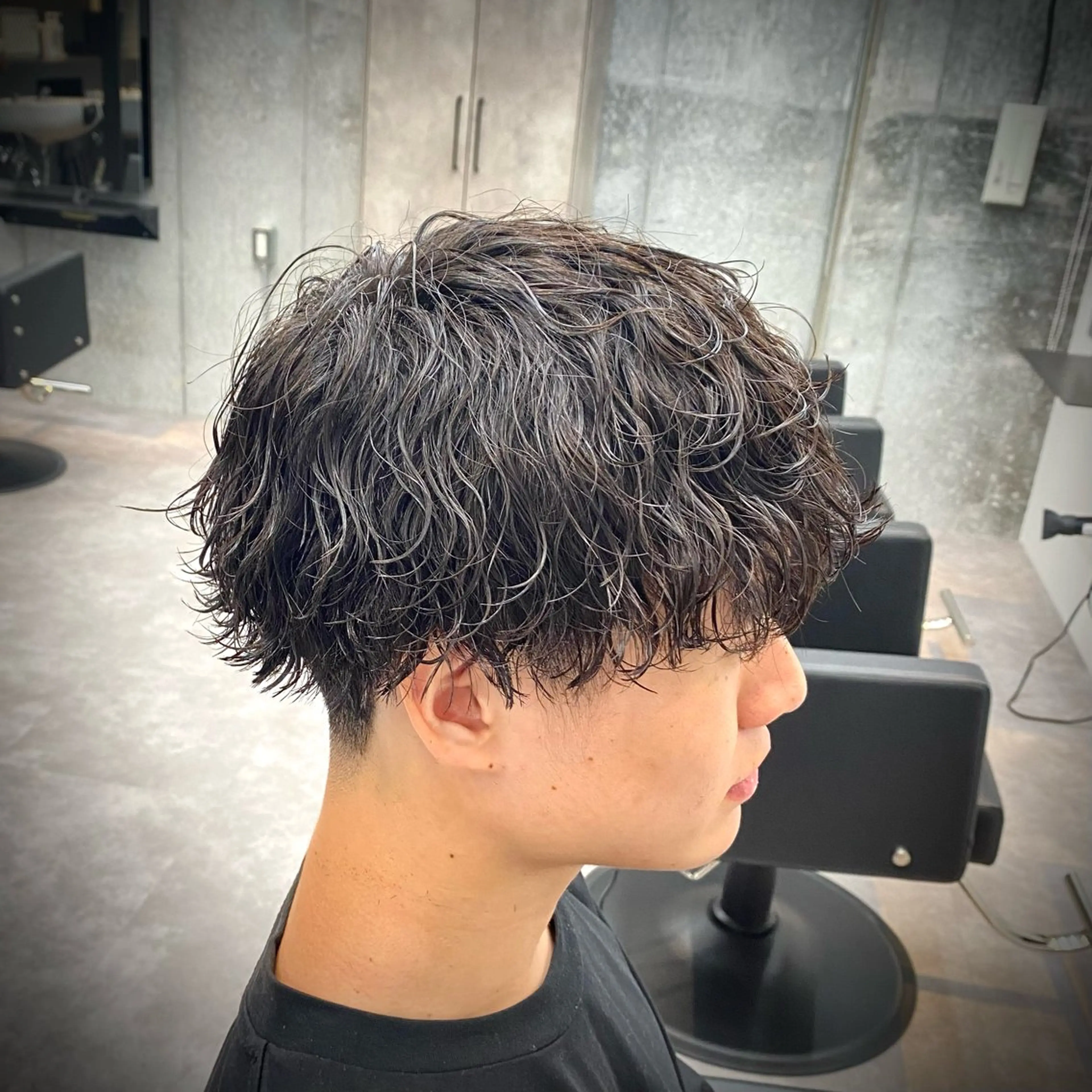 ミディアム パーマ メンズ ミディアムパーマ マッシュ メンズパーマ 波巻きパーマ カット パーマ men's hair salon First藤沢店所属・ツイスパ/波巻き/ サーフ/嶋田就斗のヘアスタイル