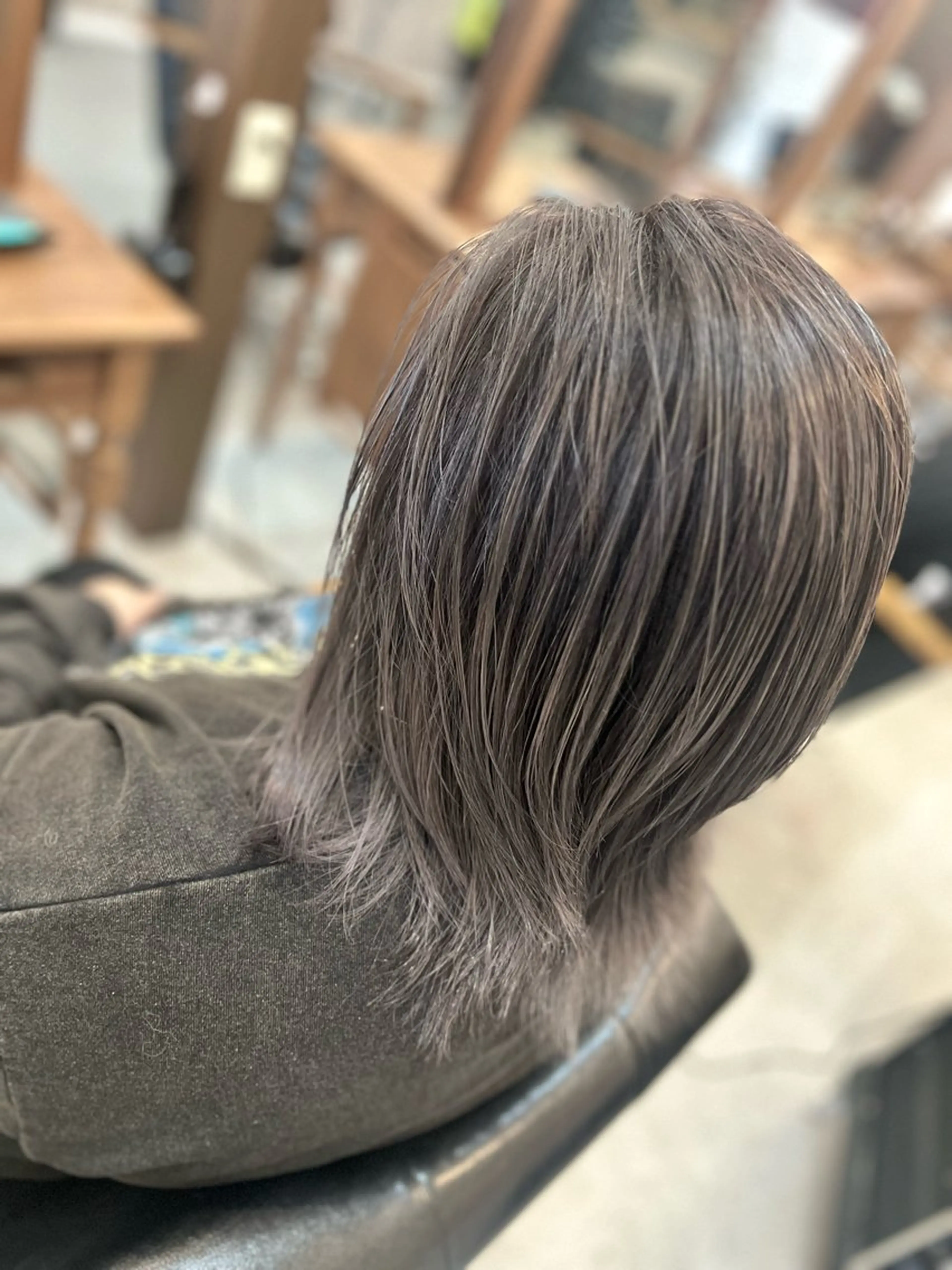ミディアム カラー バレイヤージュ ブリーチ グレージュ ラベンダーカラー ラベンダーグレージュ ヘアカラー Style Tのヘアスタイル