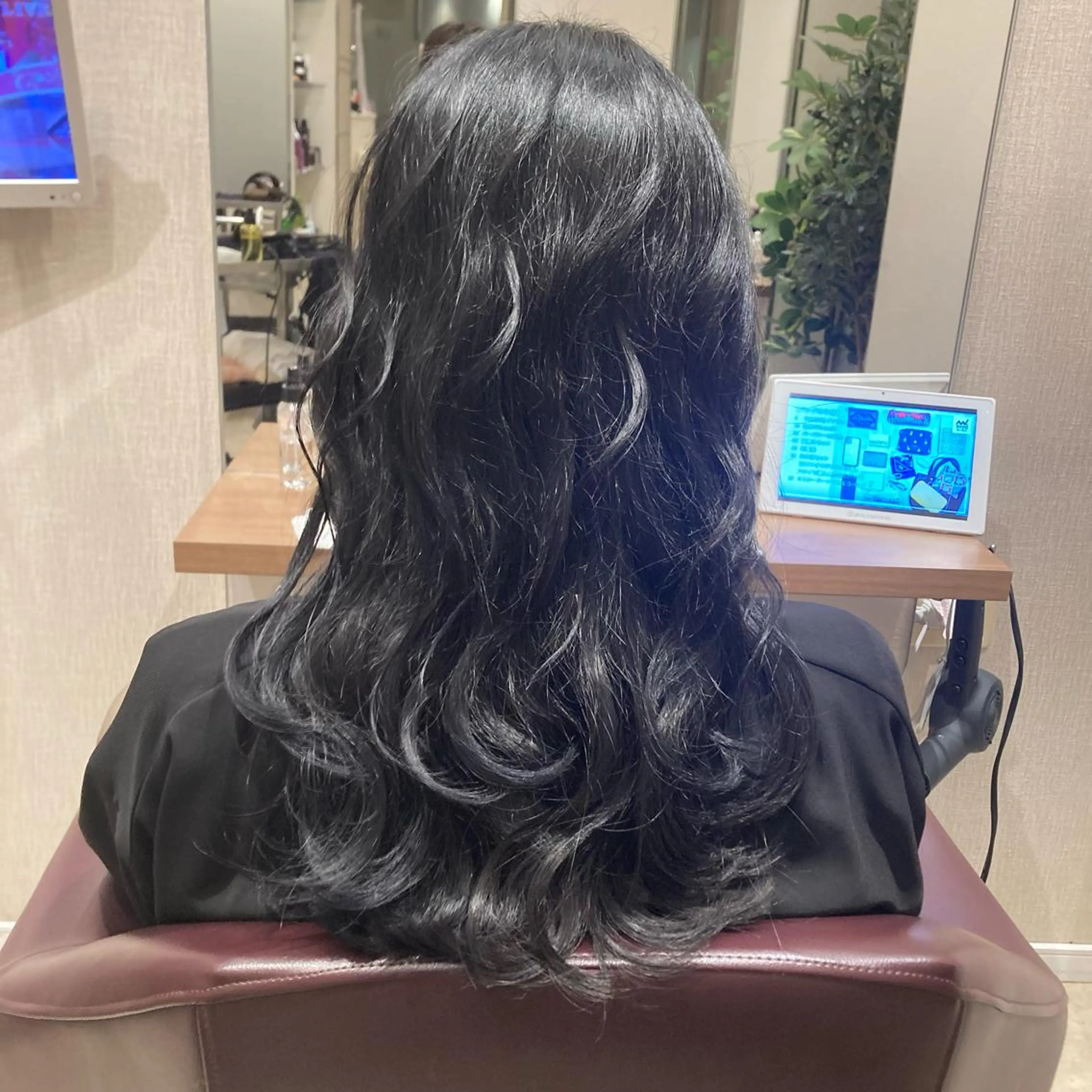 ロング カラー 黒髪 シルバー レイヤーカット 松岡 知のヘアスタイル