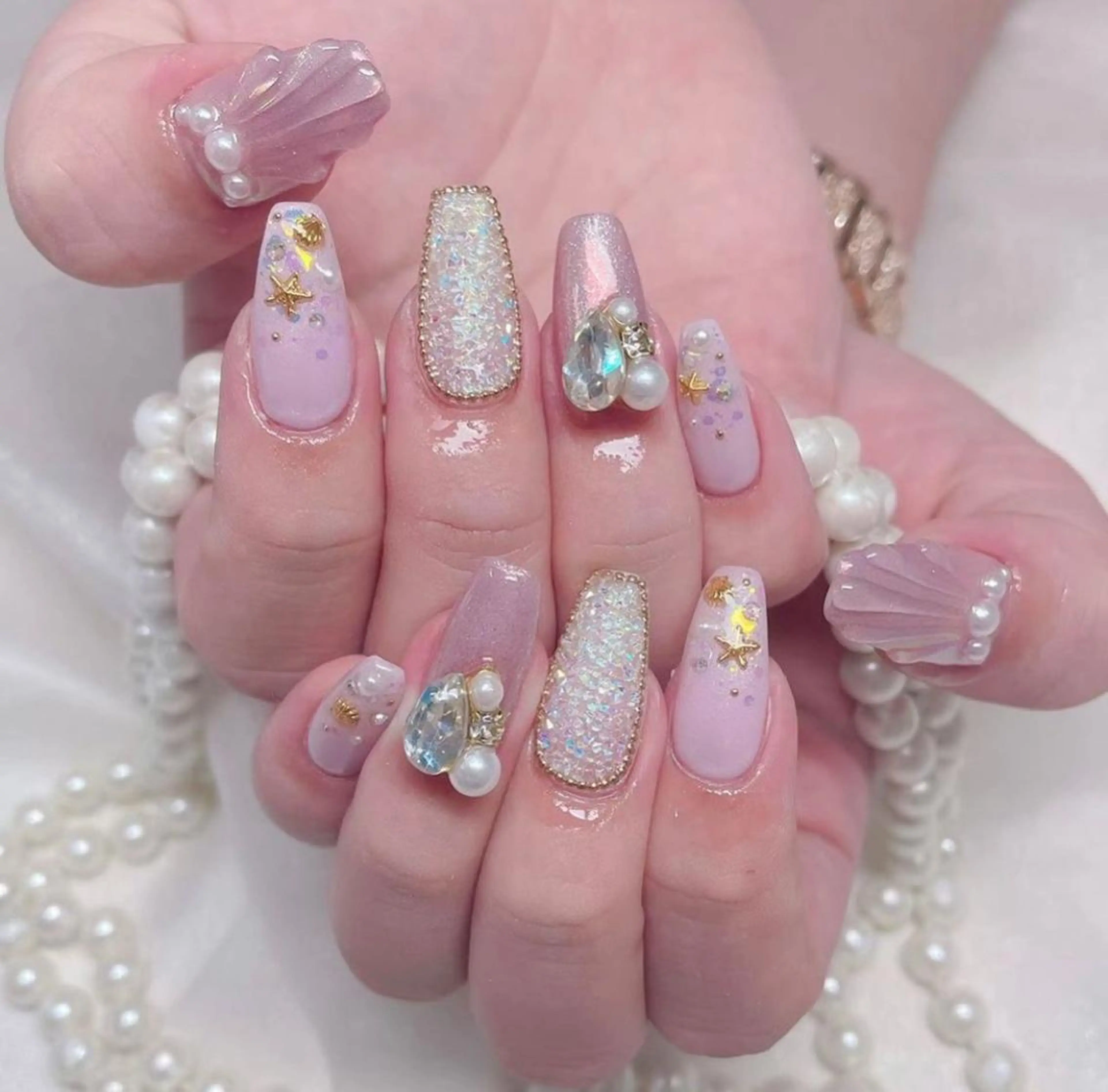 ネイル オーロラネイル 長さ出し フレンチネイル ガーリー キラキラネイル ハンドネイル ハンドケア NANAKO 🌼のネイルデザイン