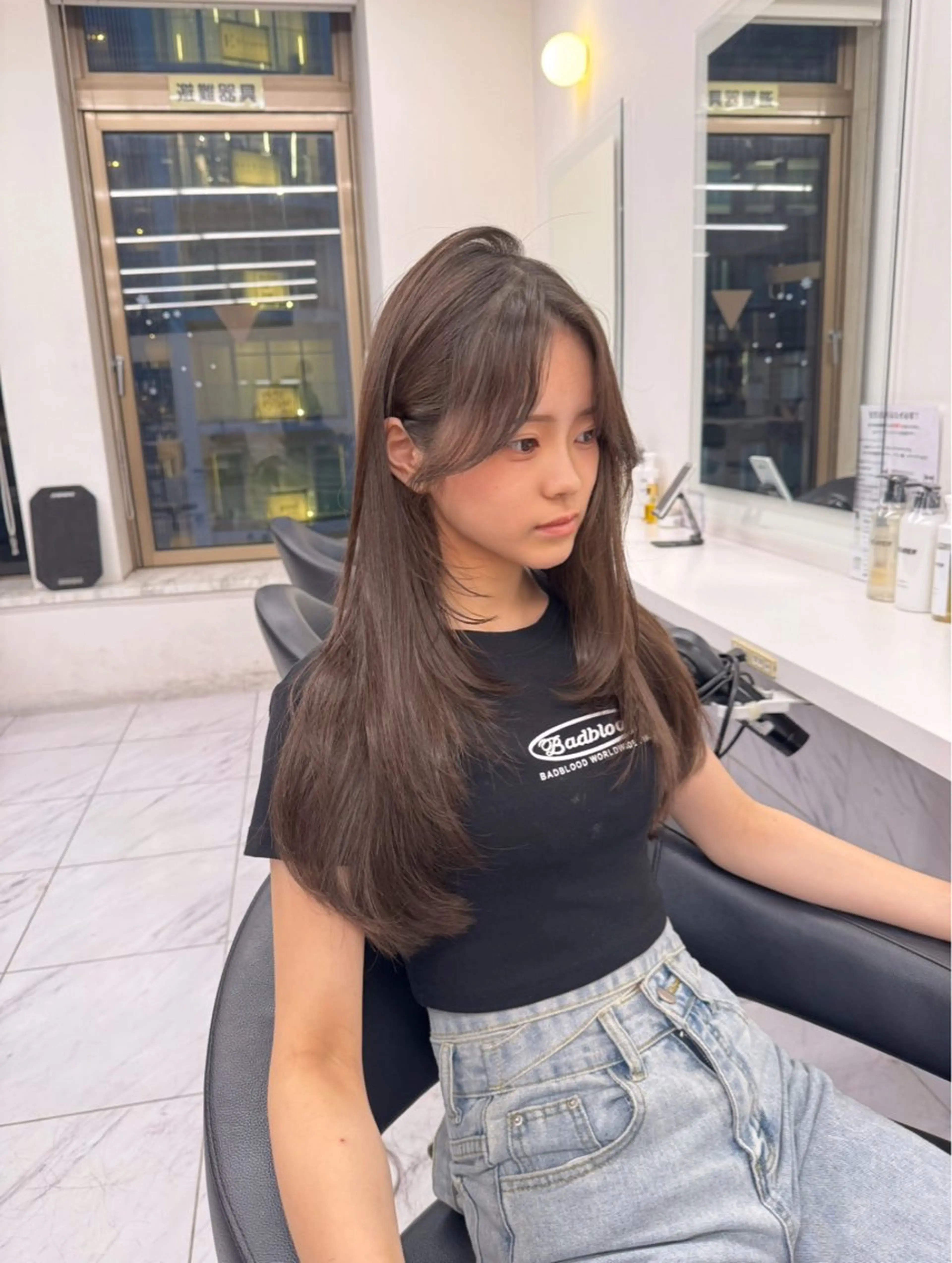 セミロング カラー ヘアアレンジ ベージュカラー 黒髪 ブリーチ ブルーカラー ブルーブラック カット ヘアカラー トリートメント ヘッドスパ ヘアセット 韓国トレンドの 達人♡のヘアスタイル