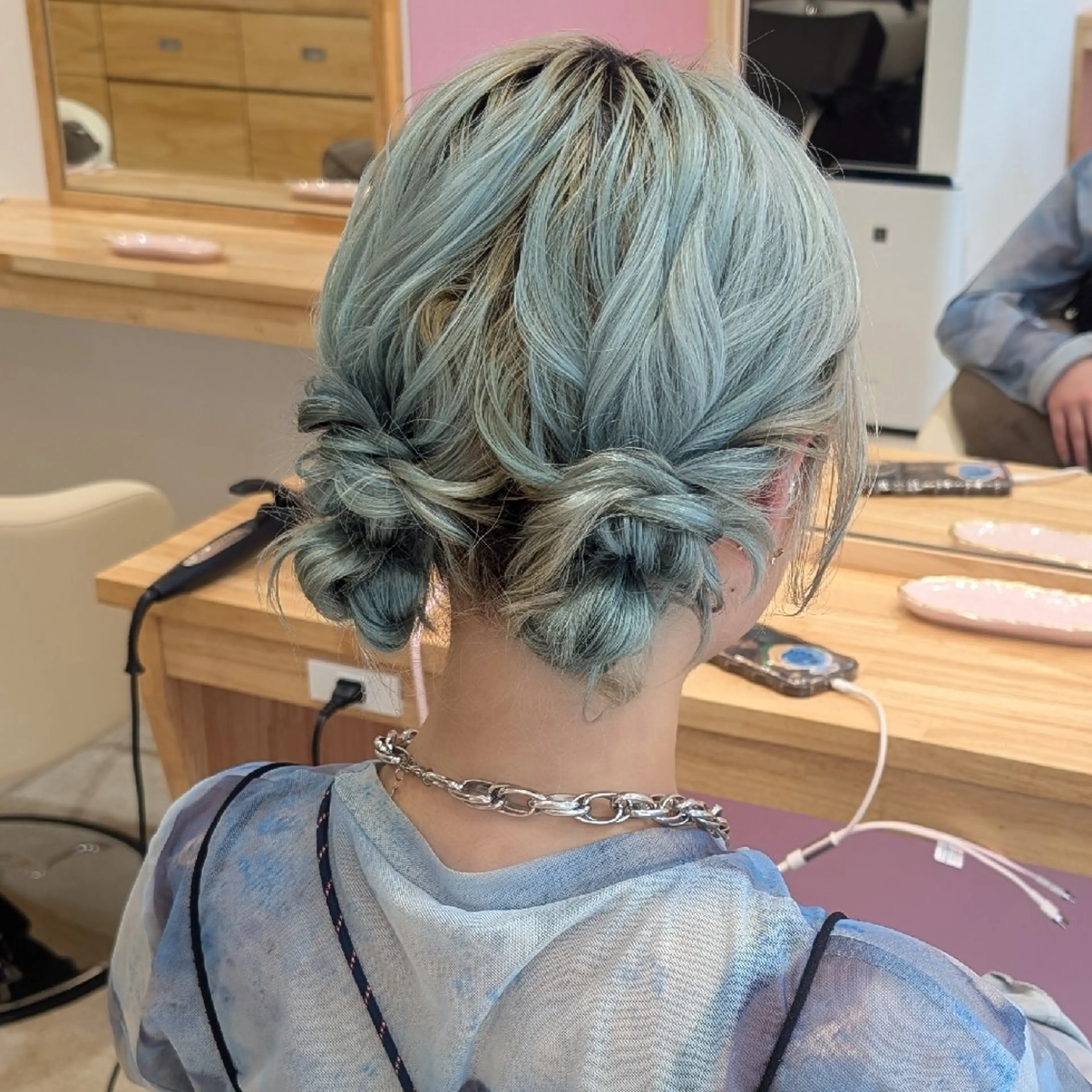 ミディアム ヘアアレンジ お団子ヘア 彩桜/艶カラー/小顔 に見せるカット✂のヘアスタイル