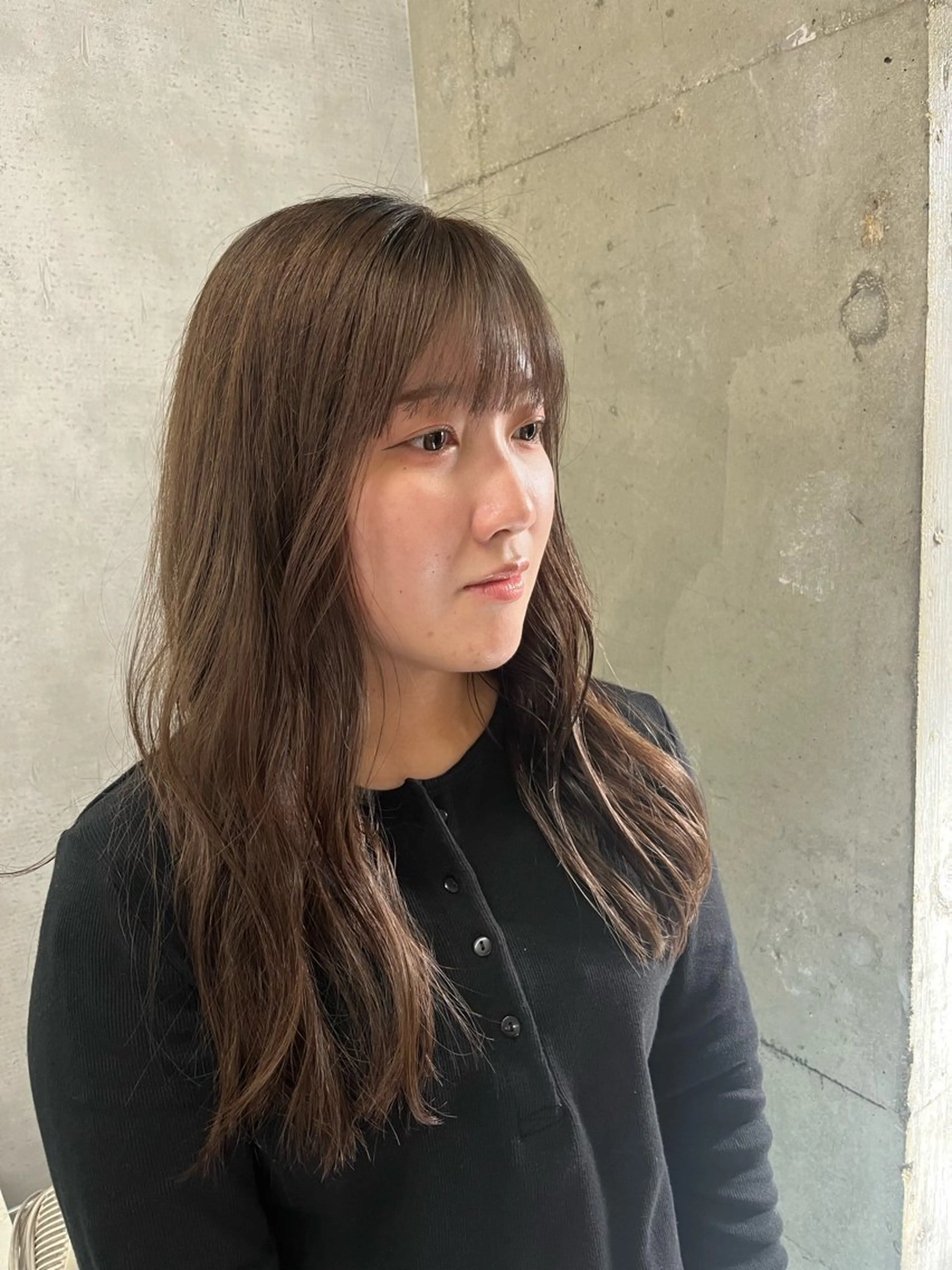 ロング カラー ブラウンカラー くすみブラウン anon Loemのヘアスタイル