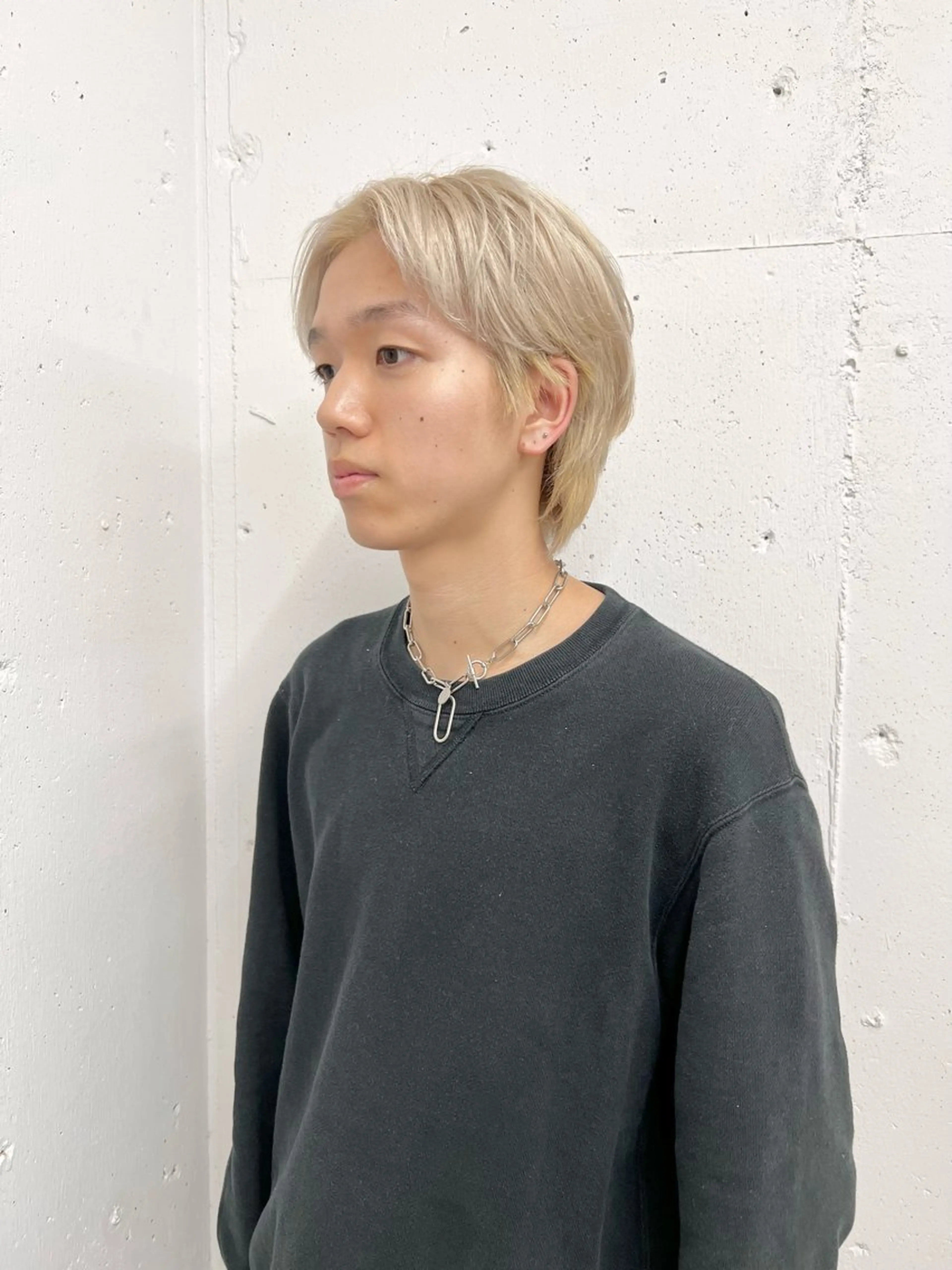 カラー メンズ センターパート メンズハイトーン ベージュカラー ブロンド ハイトーンカラー カット ヘアカラー MONIQA原宿所属・24時間受付🌈ブリ ーチ特化RYUTOのヘアスタイル