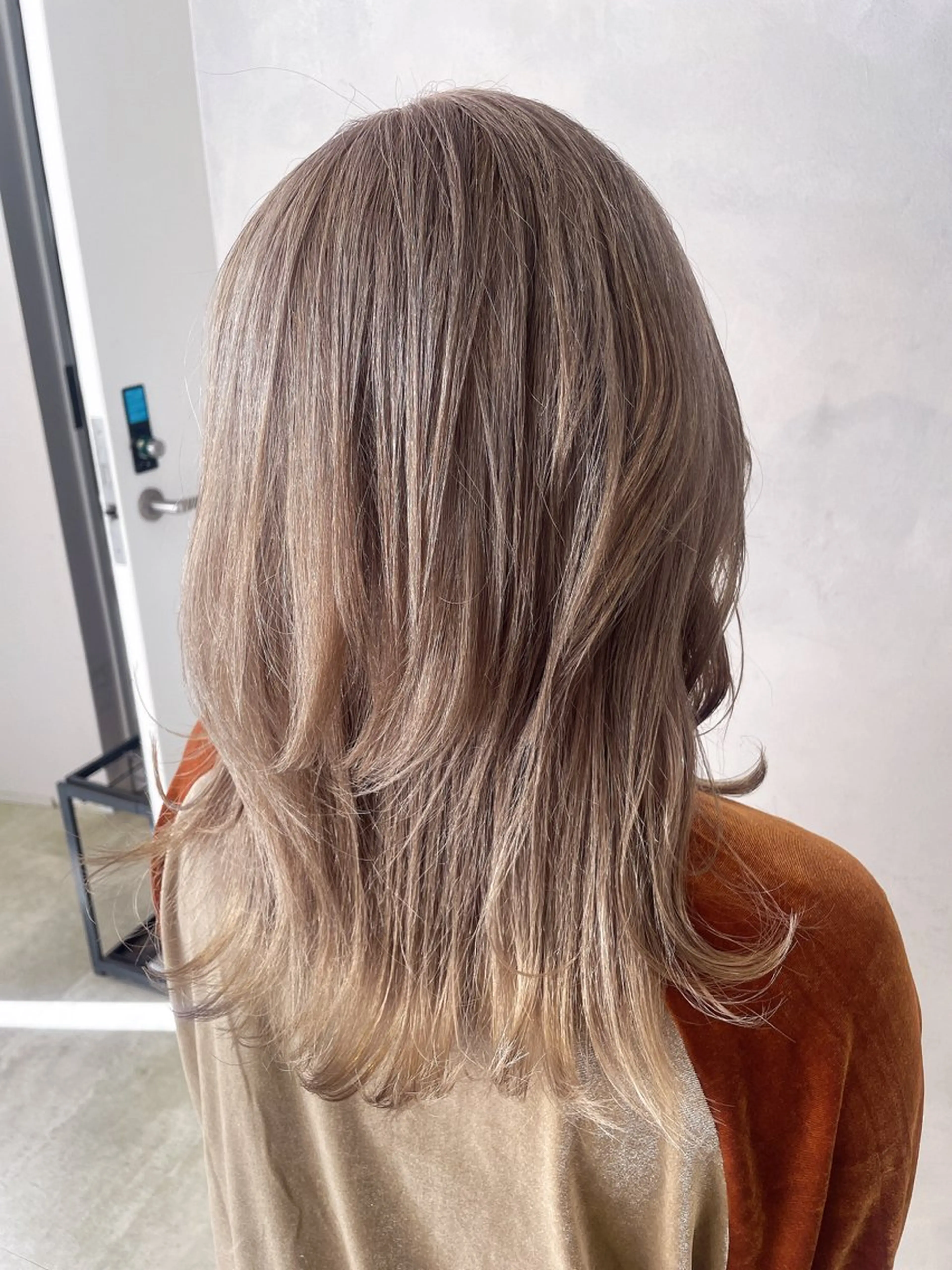 ミディアム カラー ベージュカラー ブリーチ ブロンド ケアブリーチ トリートメント ヘアカラー トリートメント 透明感カラー✨艶髪 制作🌱山根あゆみのヘアスタイル