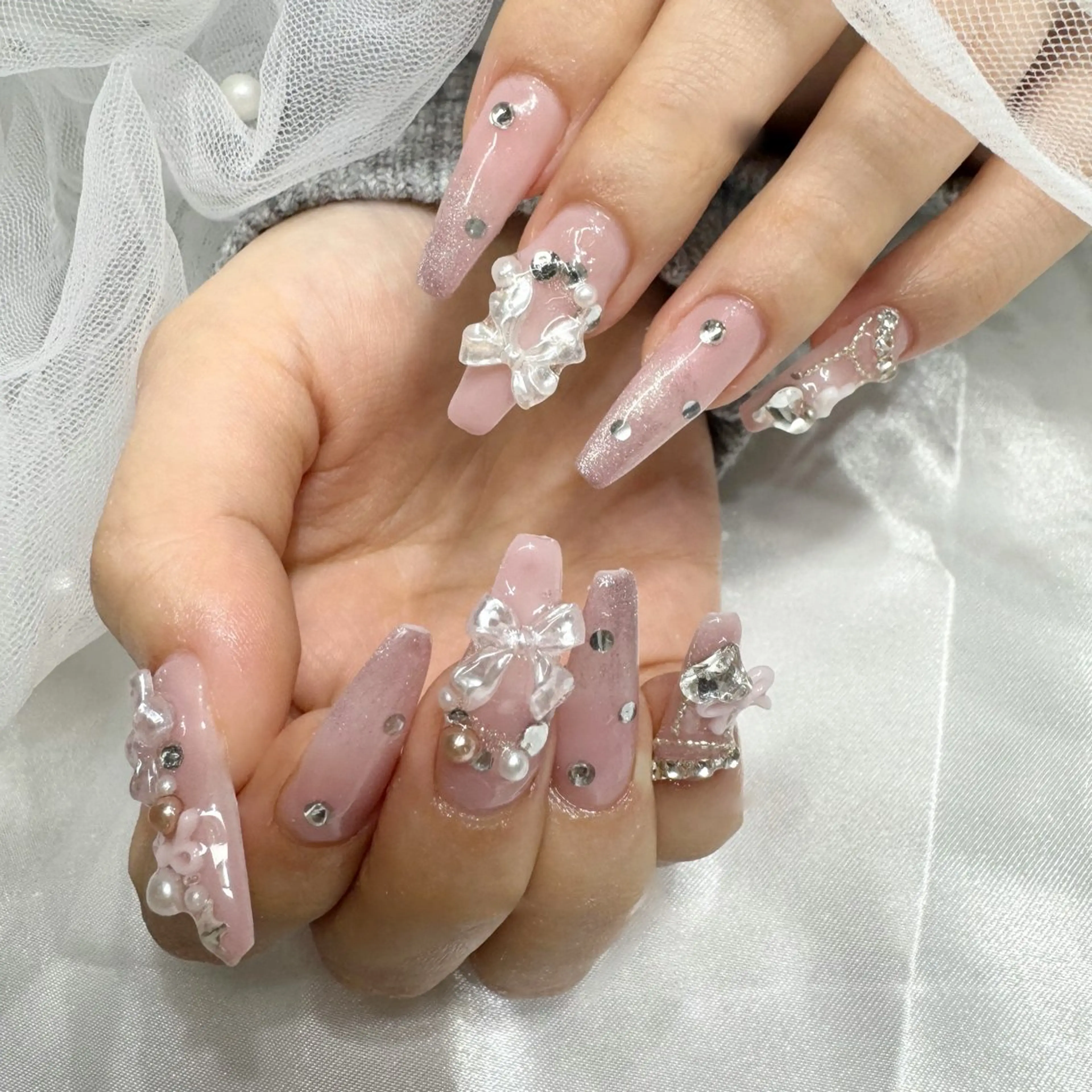 ネイル ハート リボン ストーンネイル 冬ネイル クリスマス 💫fein. nail💫のネイルデザイン