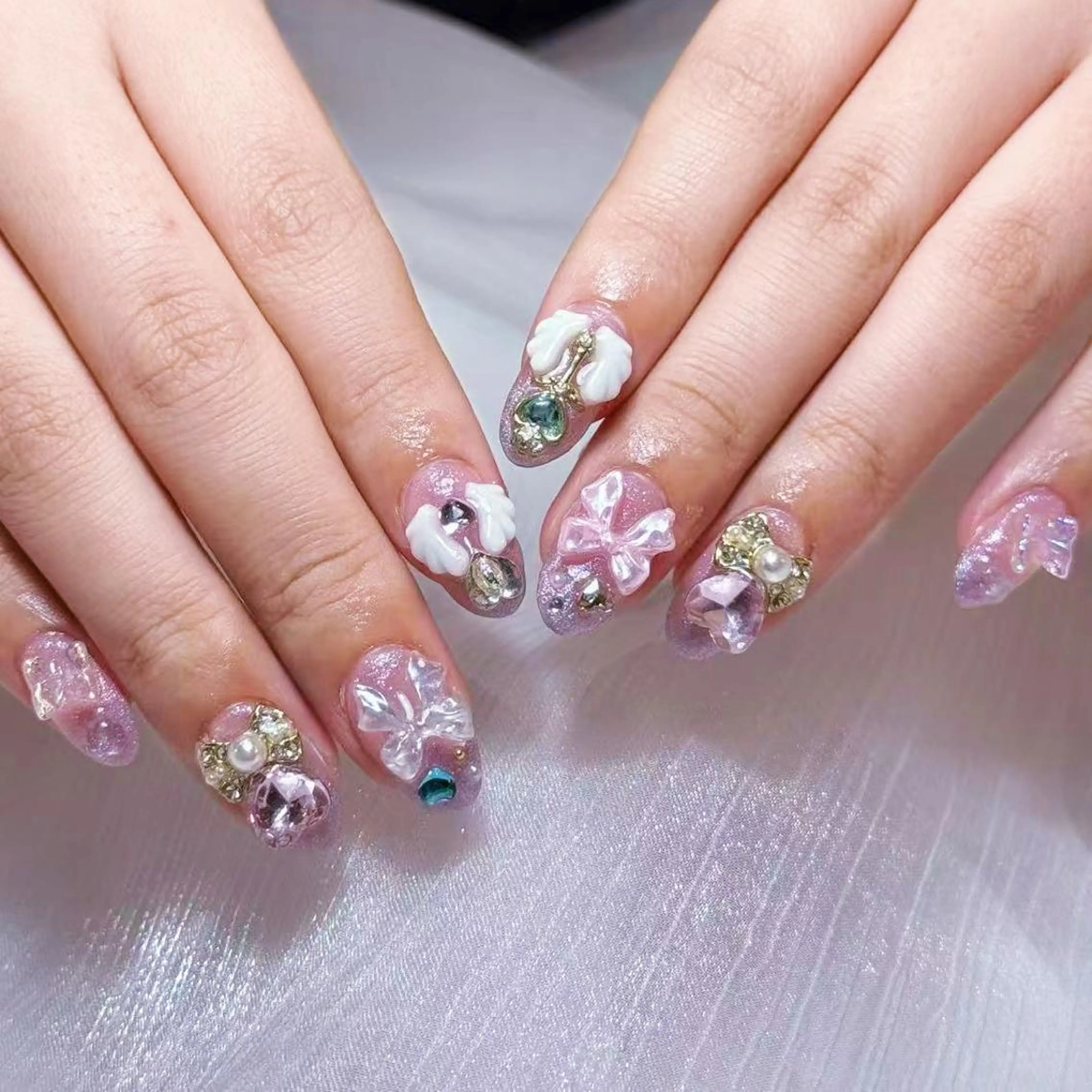 ネイル アートネイル オーロラネイル ガーリー キラキラネイル 韓国ネイル ハンドネイル DIAMOND 💅のネイルデザイン