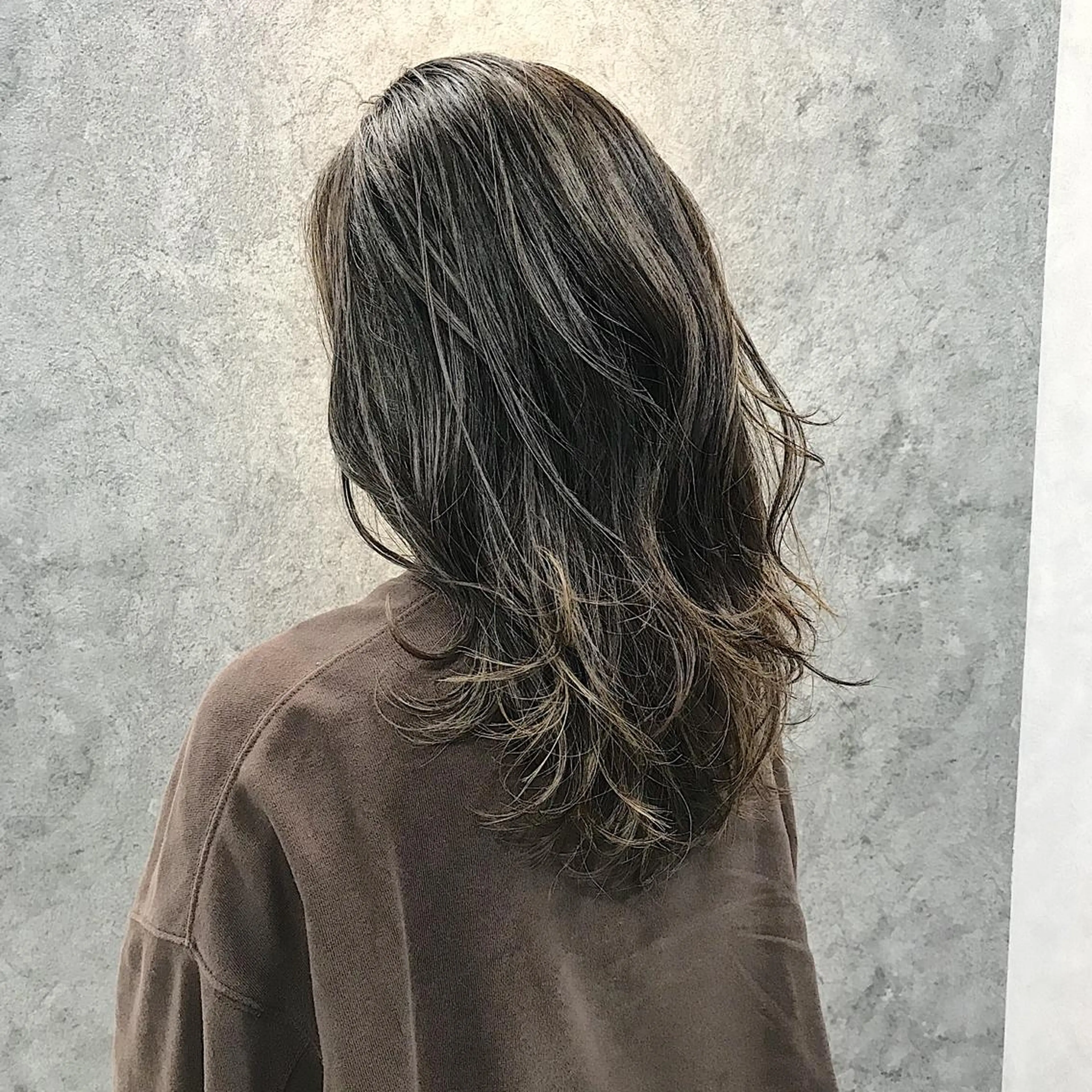 セミロング 韓国風ヘア オルチャンヘア カット ヘアカラー トリートメント 所渉/韓国レイヤー /ウルフカットのヘアスタイル