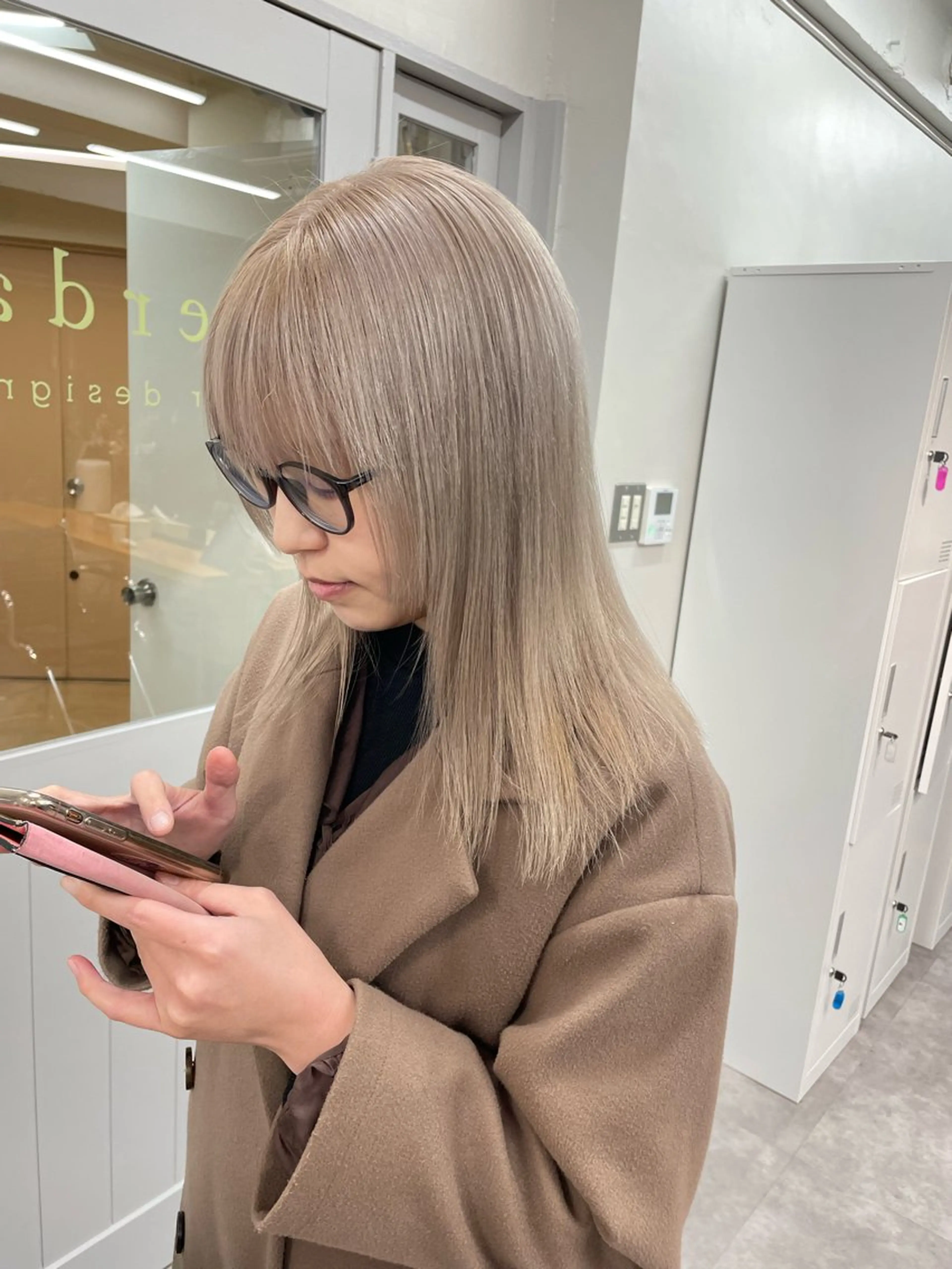セミロング カラー ブリーチ ヘアカラー 🌸柔らかハイトーン 🧃Shionのヘアスタイル