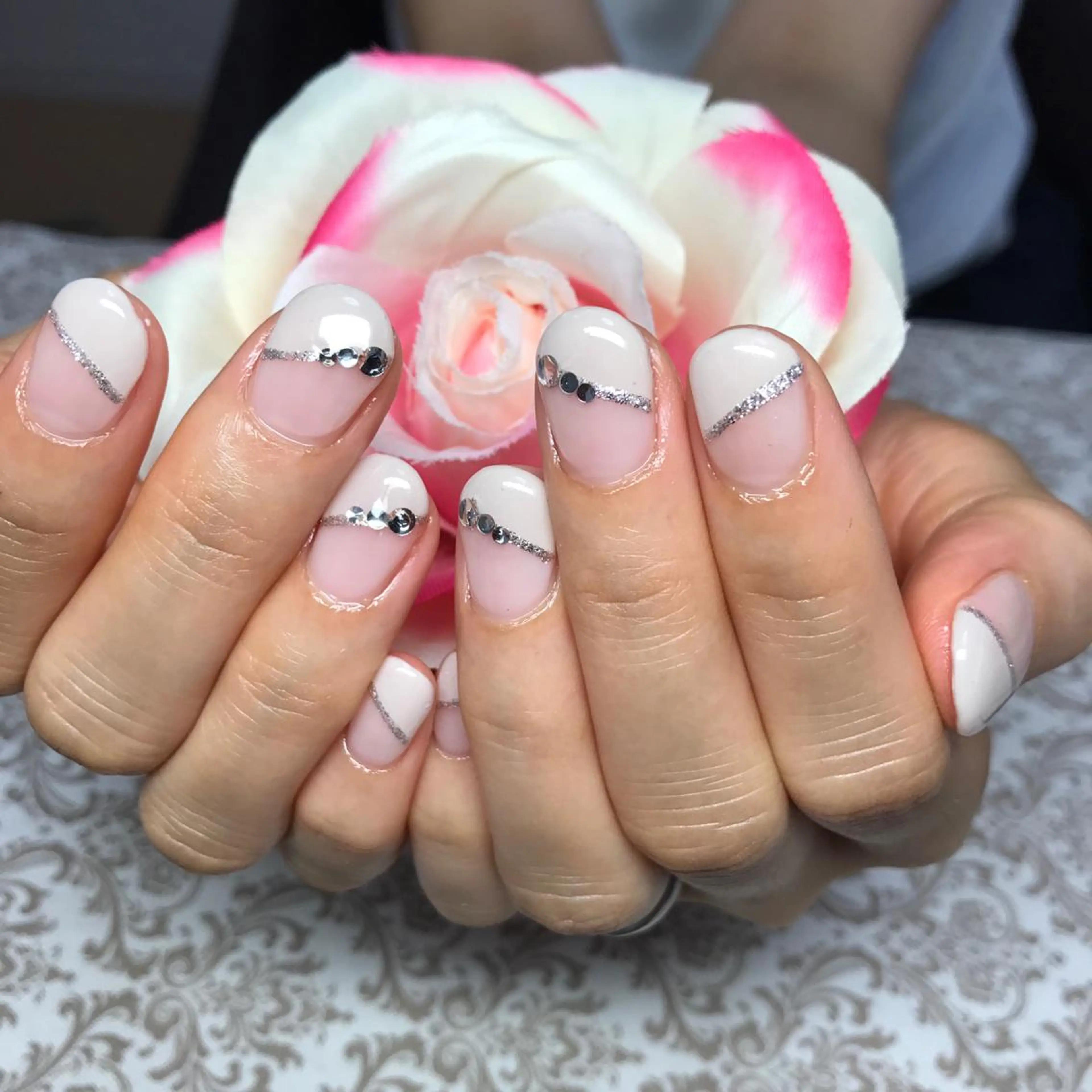 ネイル フレンチネイル 斜めフレンチ COCO+所属・COCO +のネイルデザイン
