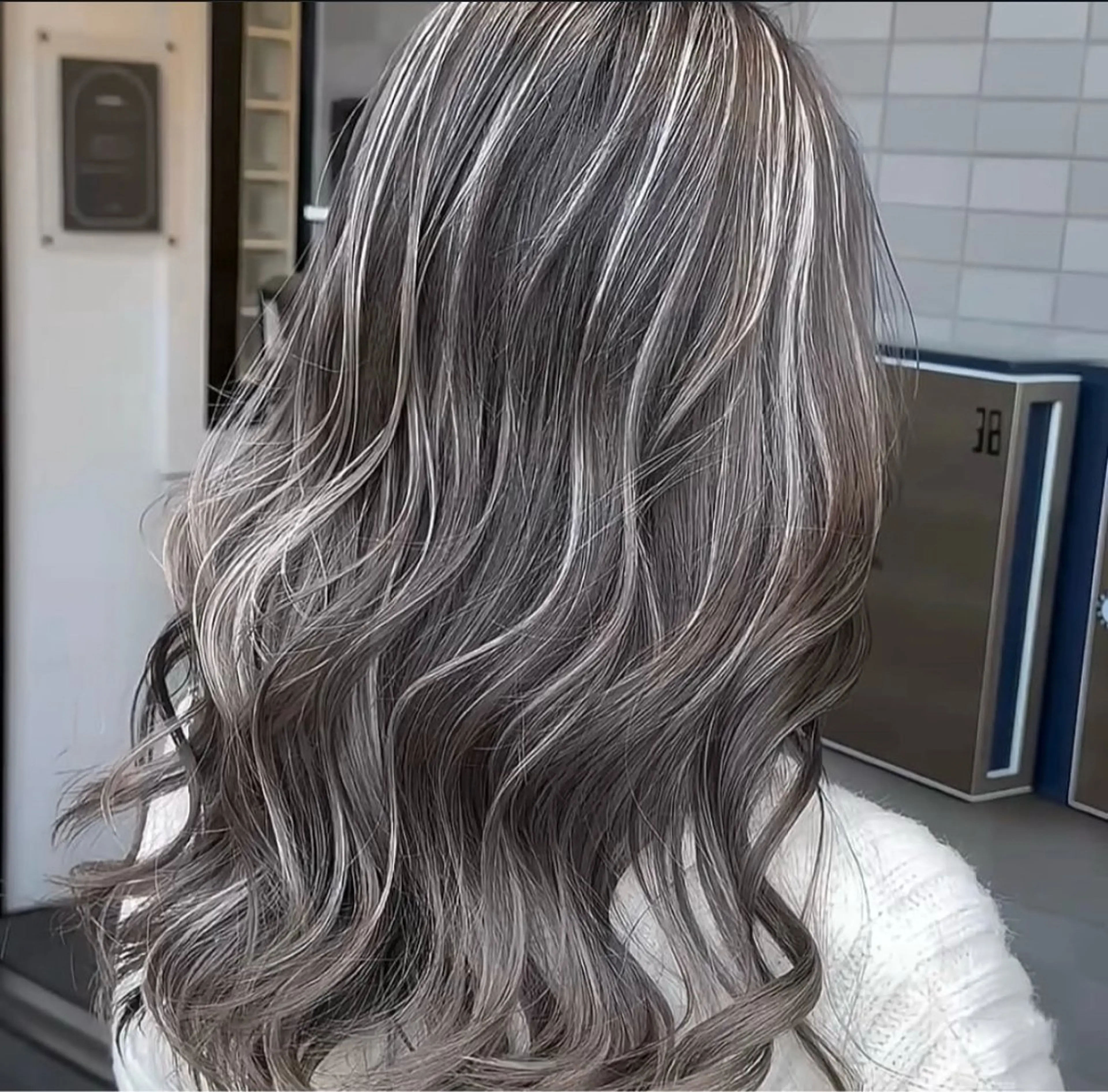 ロング カラー グレージュ ハイライトカラー ハイライト ヘアカラー 🌊海外ハイライト リタッチ/グレー系のヘアスタイル