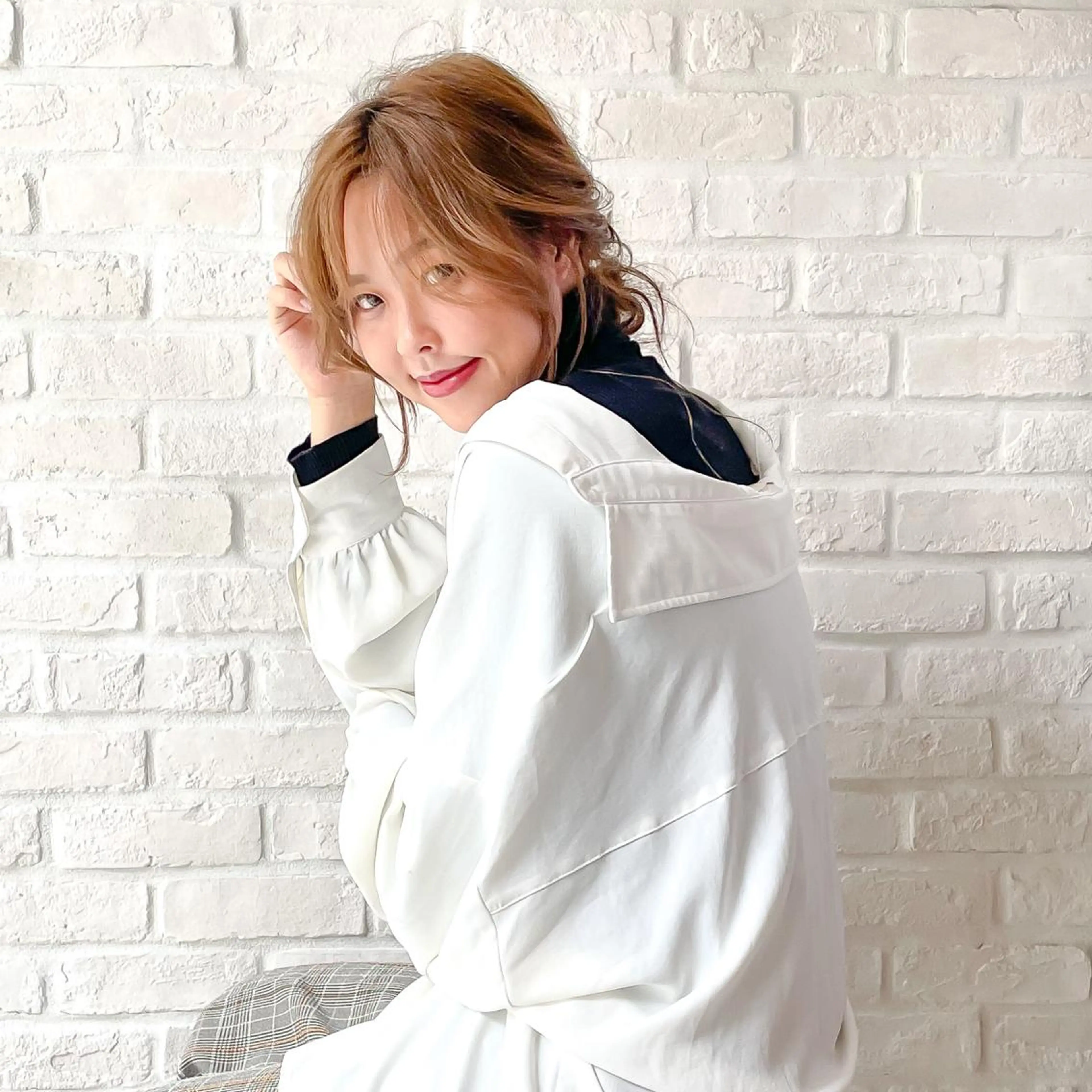 ロング カラー ヘアアレンジ ブラウンカラー くすみブラウン ローシニヨン 飯塚 沙衣のヘアスタイル