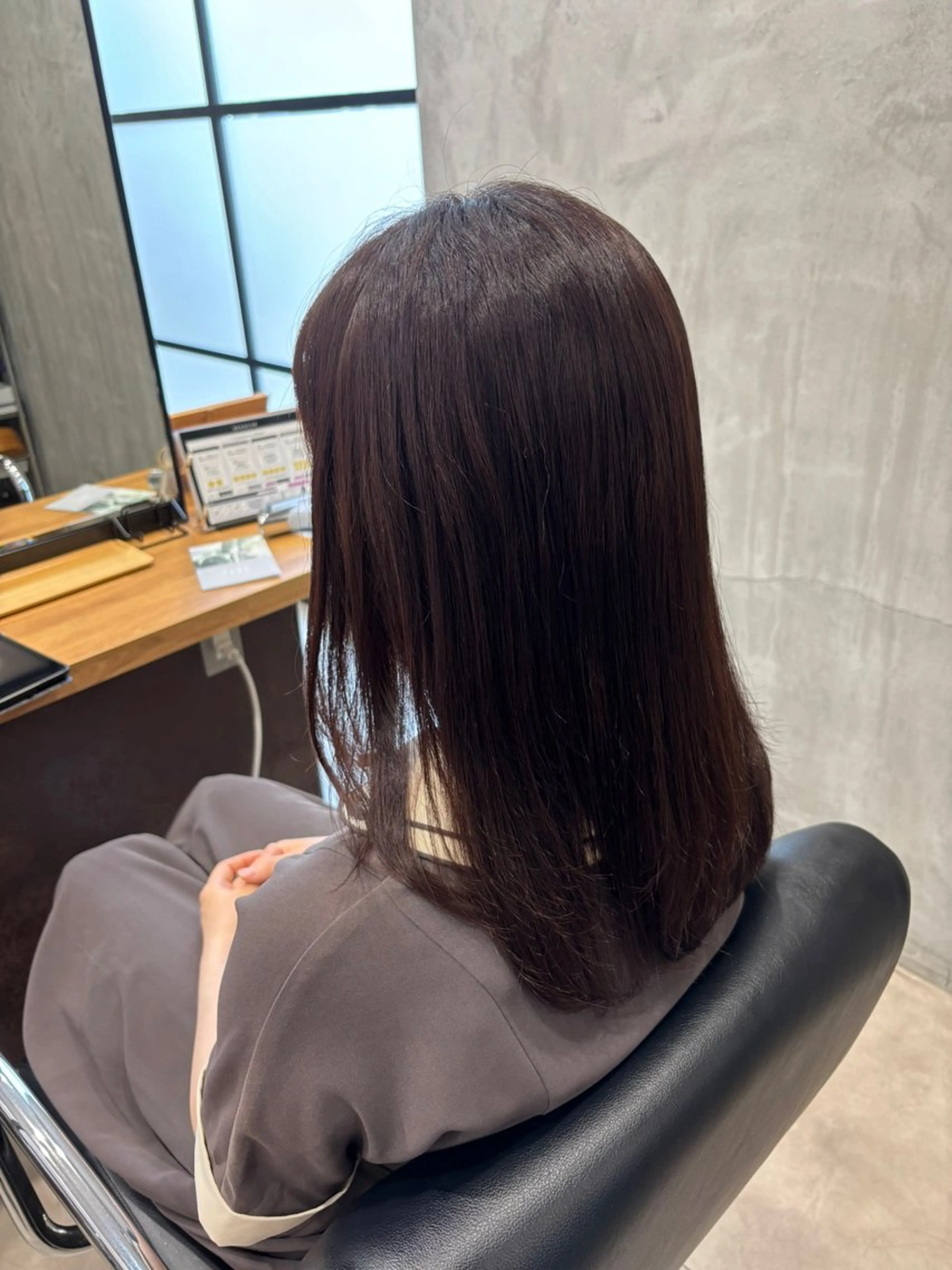 セミロング カラー ブラウンカラー ダークブラウン カット ヘアカラー 花城 沙也加のヘアスタイル