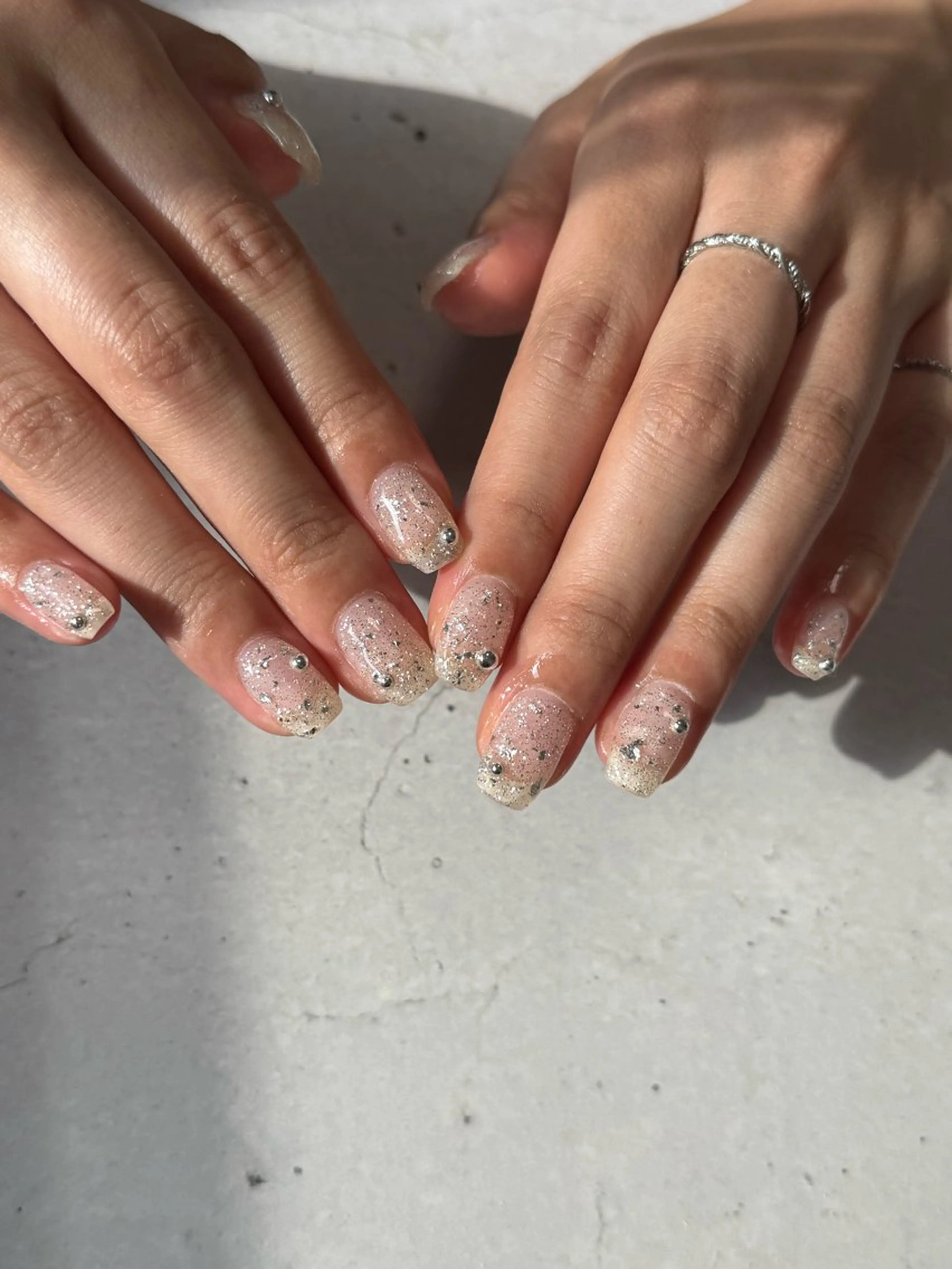 ネイル キラキラネイル ラメ(グリッター) シルバー 夏ネイル nailroom amyのネイルデザイン