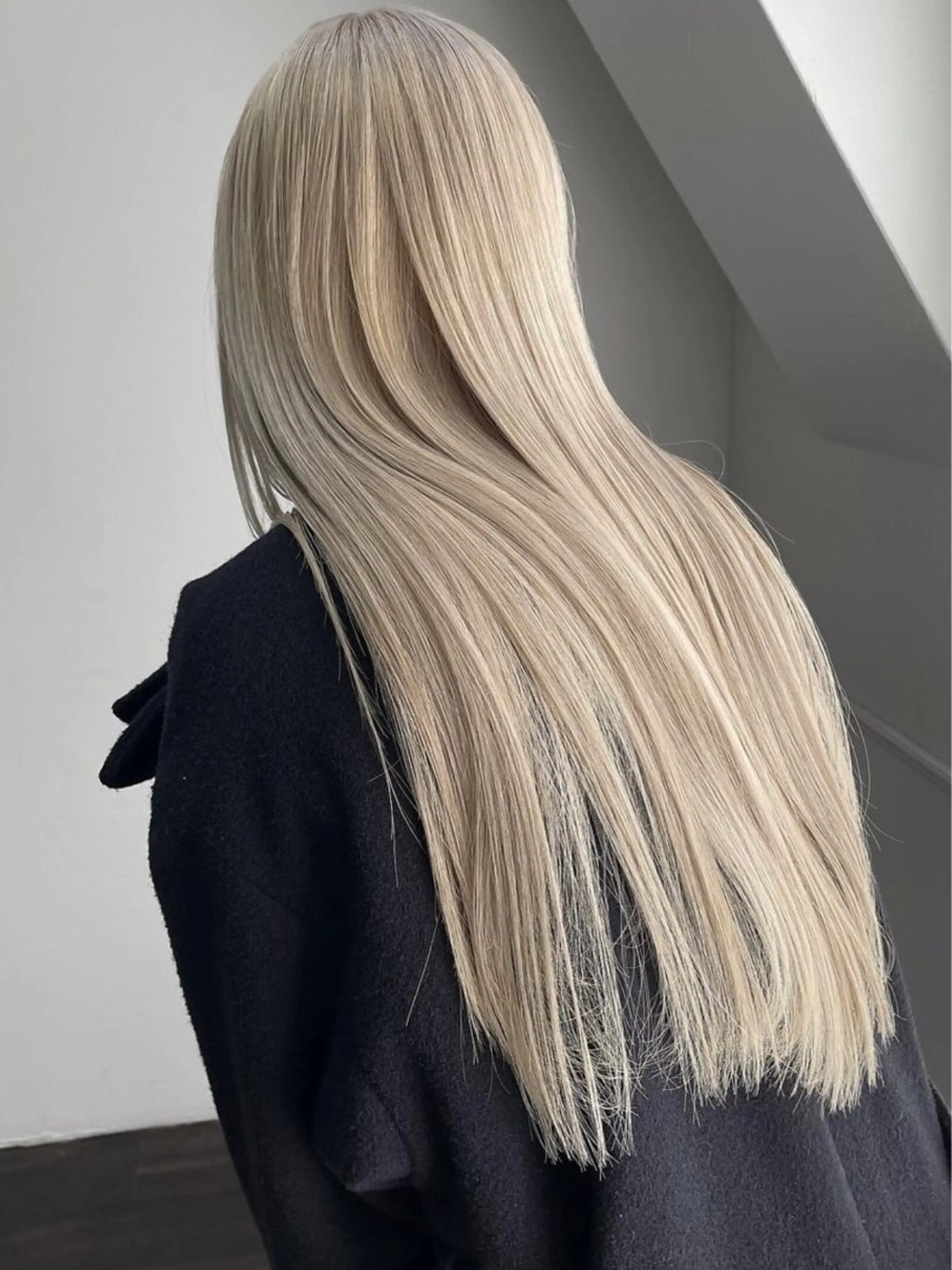 セミロング カラー ヘアアレンジ ベージュカラー ブリーチ イヤリングカラー ハイトーンカラー ミルクティーベージュ カット ヘアカラー トリートメント 髪質改善/縮毛矯正 ダブルカラー/Youのヘアスタイル