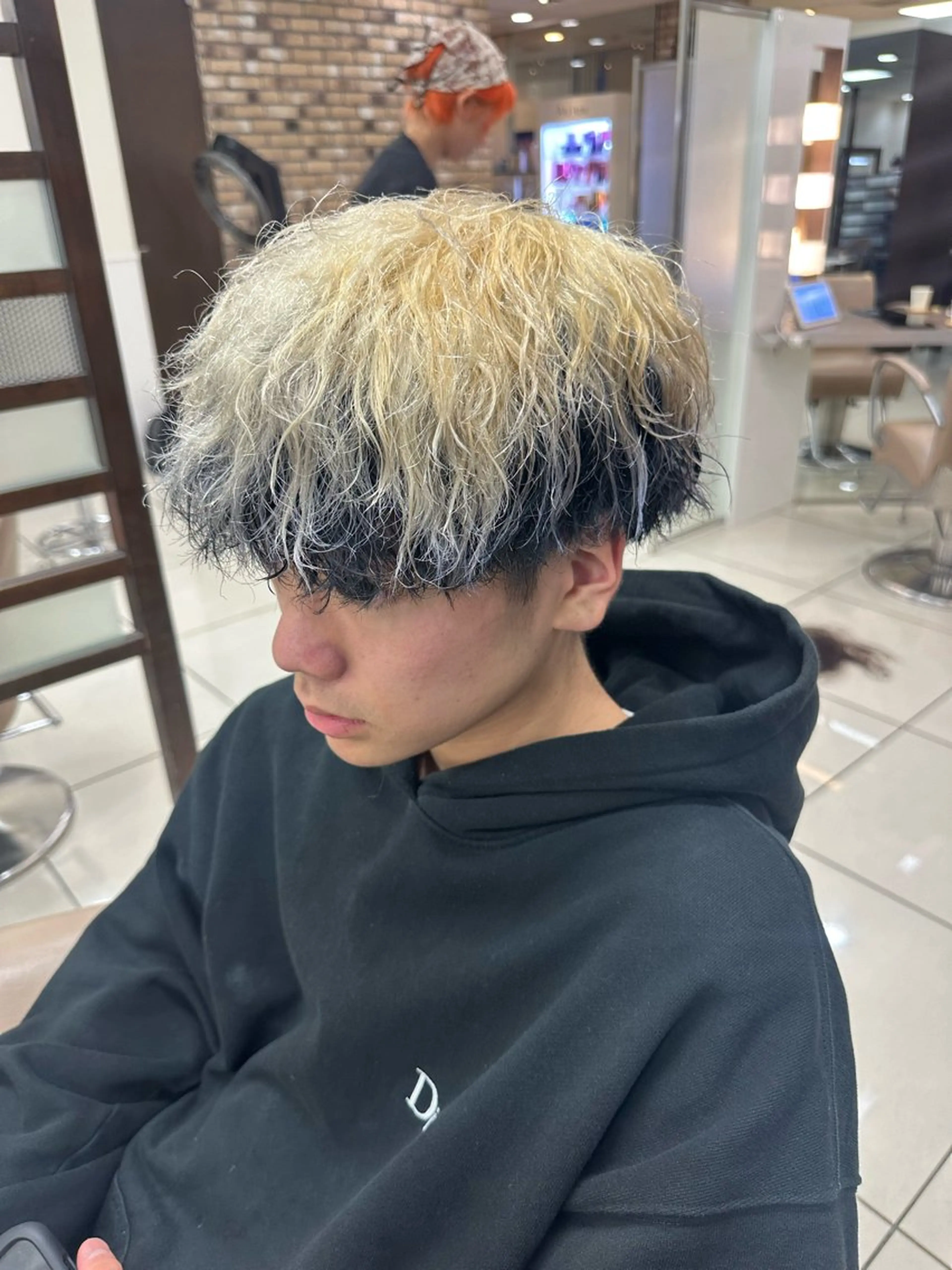 カラー メンズ ヘアカラー ラウンドマッシュシャ ドウニュアンスパーマのヘアスタイル