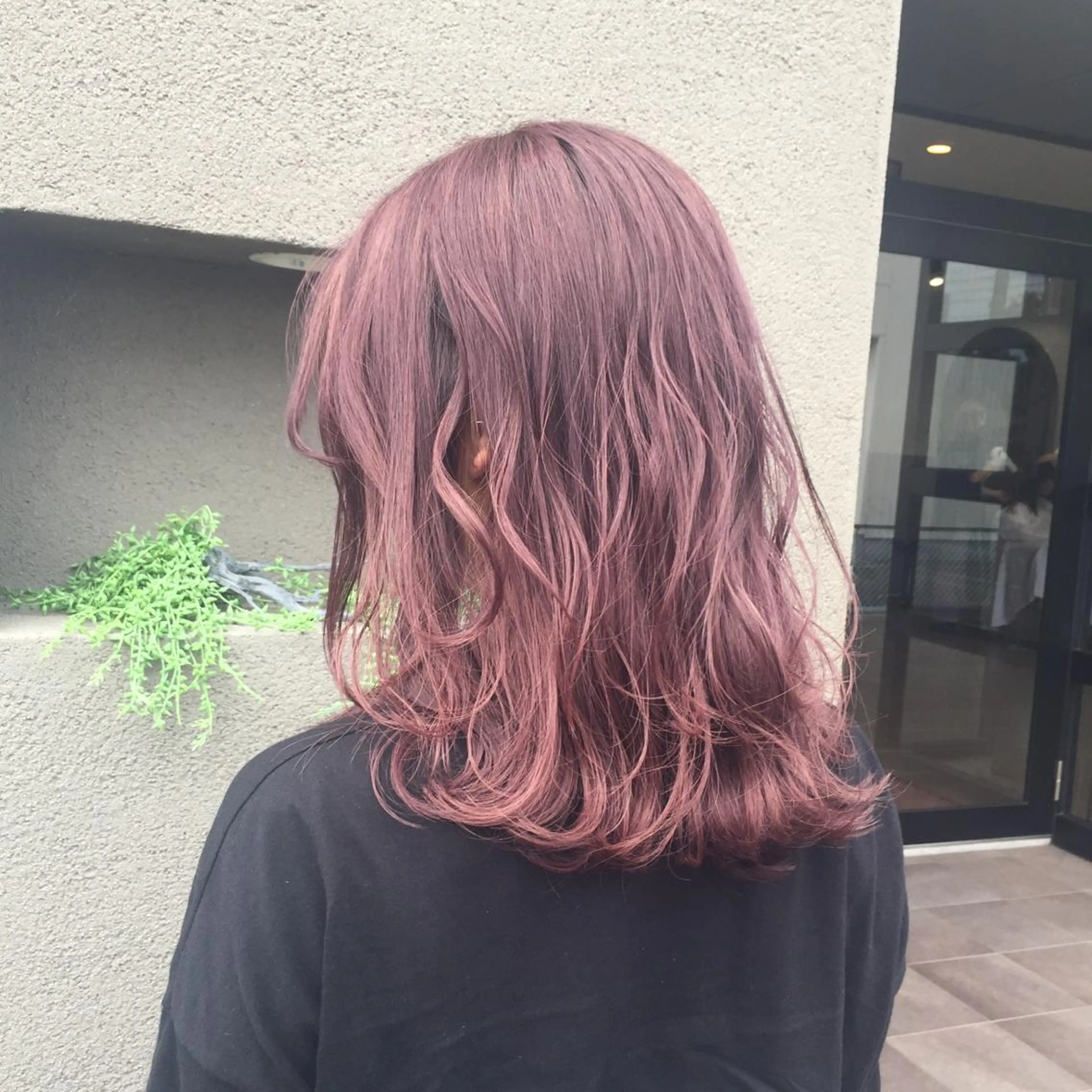 ミディアム レイヤーカット ヘアカラー maco 艶感ハイトーン🦋のヘアスタイル