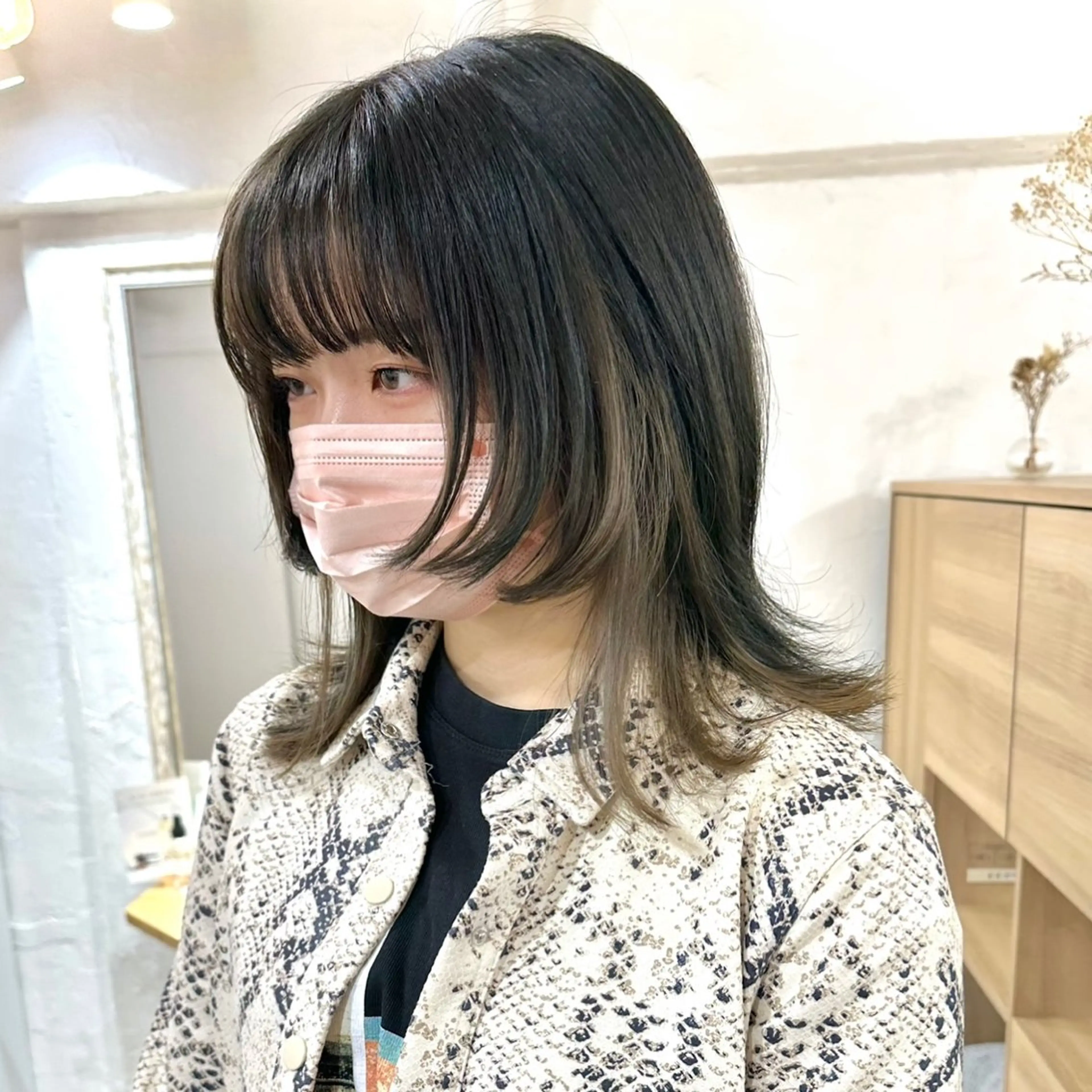 ミディアム カラー 切りっぱなしボブ ミディアムパーマ 透明感カラー デザインカラー インナーカラー 銀座No.1髪質改善 縮毛矯正/本木のヘアスタイル