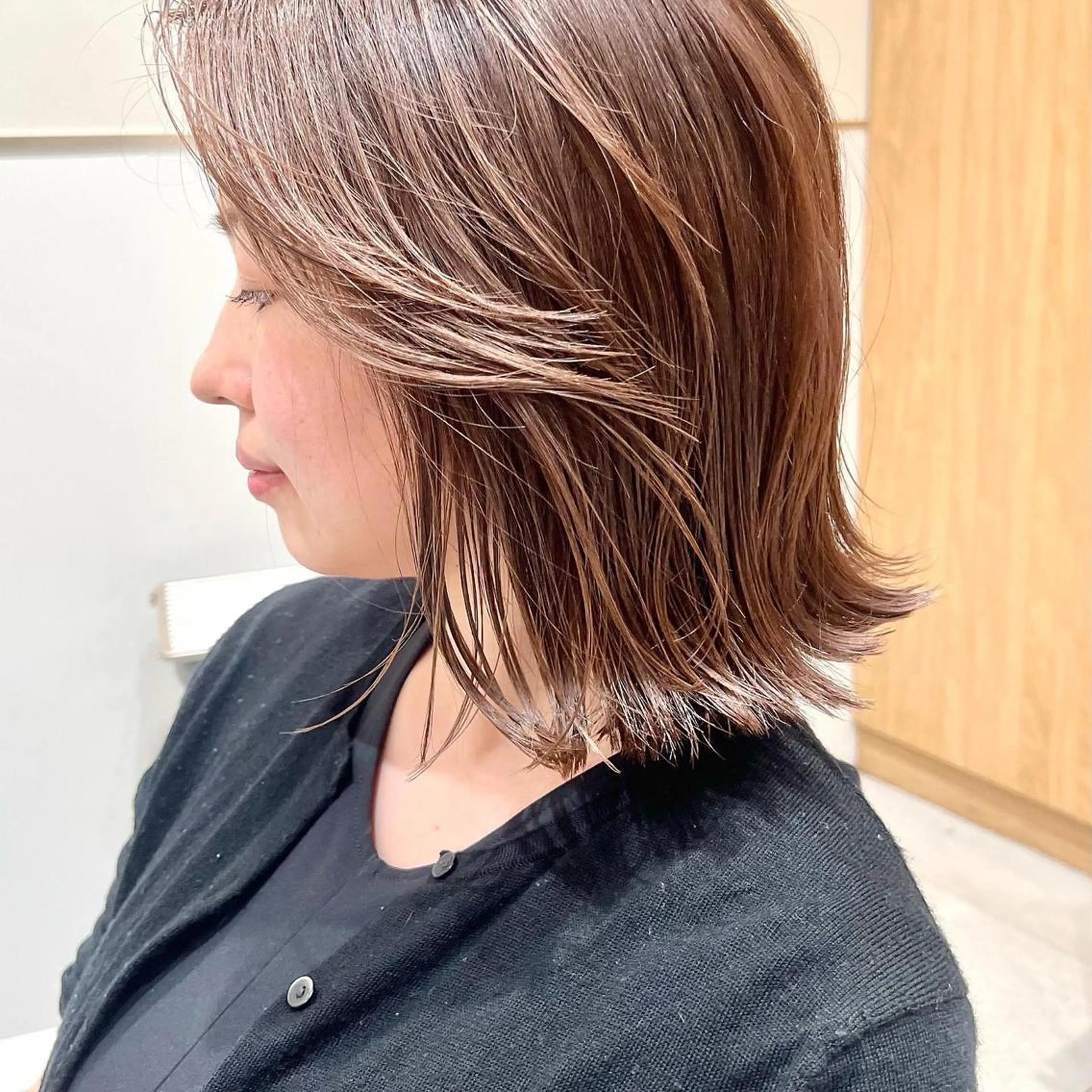 ミディアム カラー 切りっぱなしボブ ベージュカラー ブリーチ グレージュ ハイトーンカラー カット ヘアカラー トリートメント ニュアンスレイヤー ハイトーンカラーのヘアスタイル