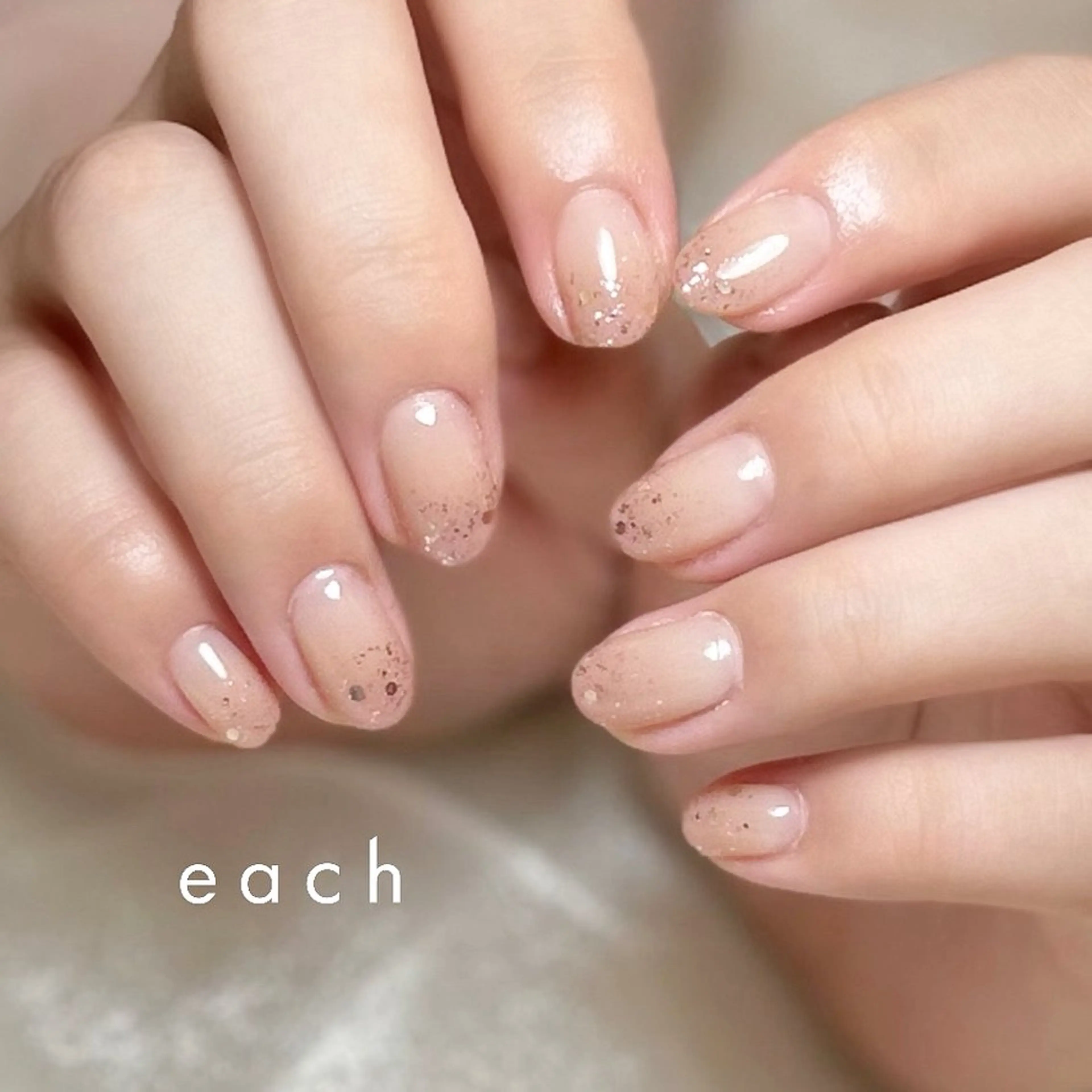 ネイル グラデーション ラメ(グリッター) ラメグラデーション 𝒆𝒂𝒄𝒉 kanako 🕊のネイルデザイン