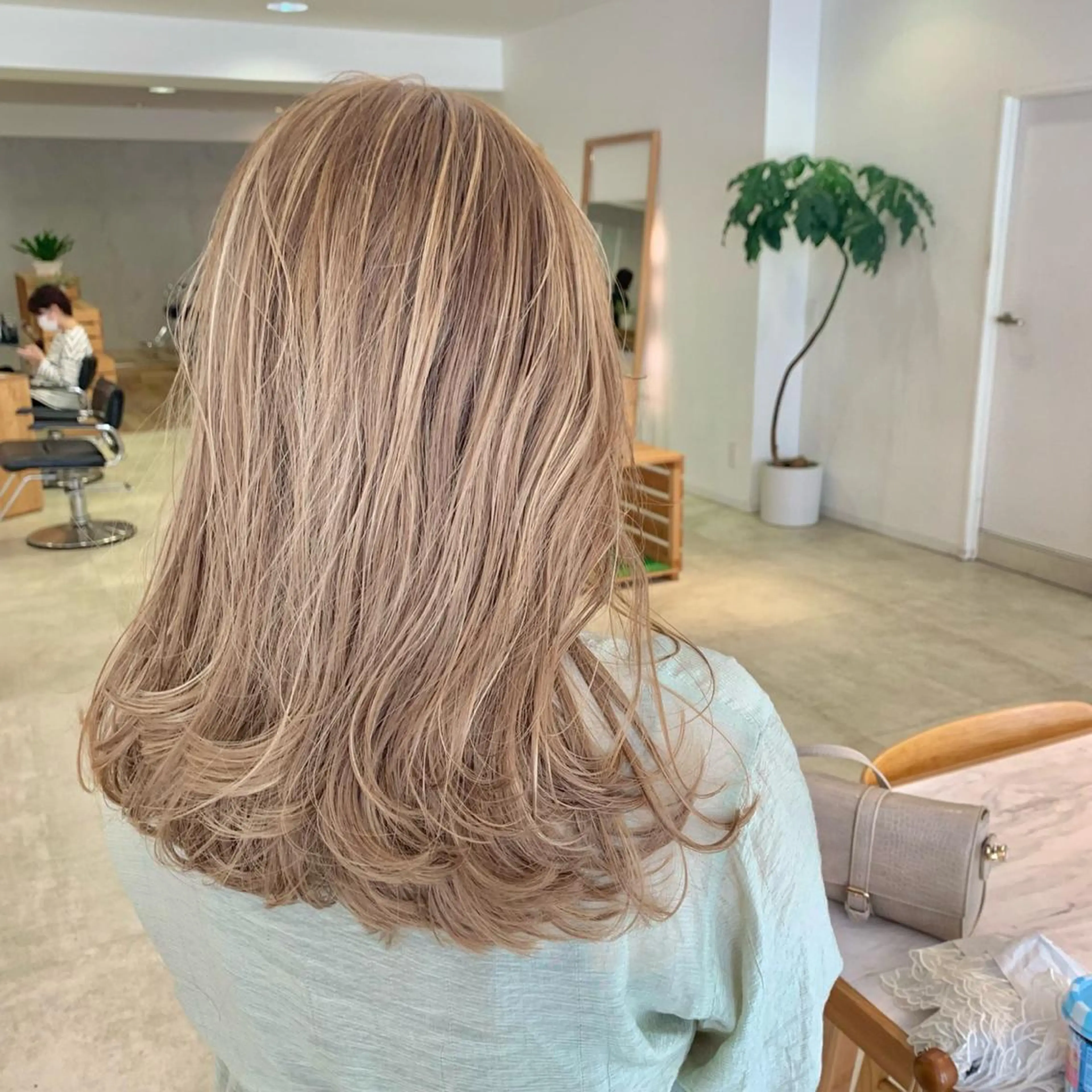 セミロング カラー ショートボブ アッシュ ベージュカラー ブリーチ ケアブリーチ グレージュ 小林　遼のヘアスタイル