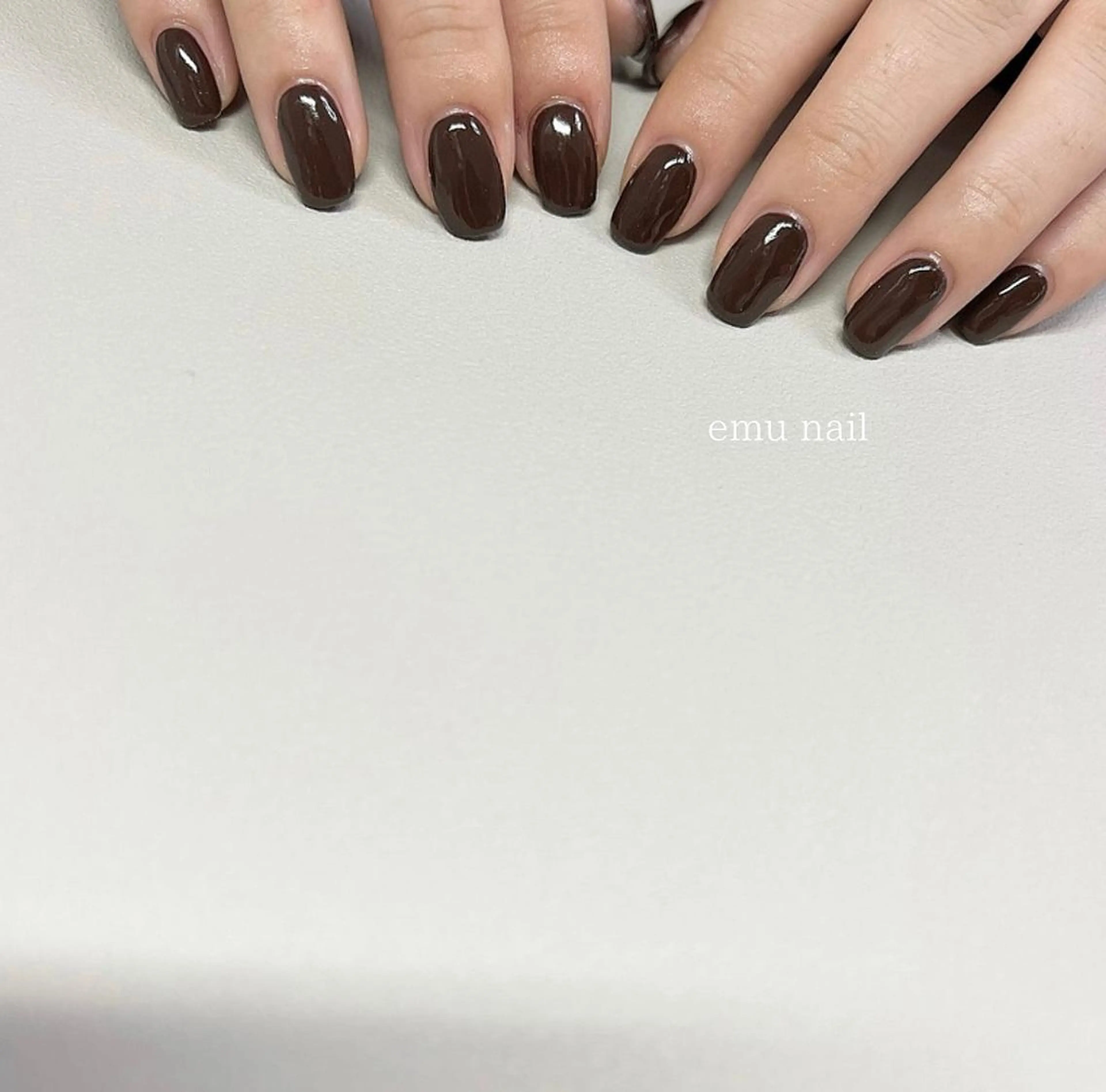 ネイル ブラウン ニュアンスネイル ワンカラーネイル 春ネイル スクエアネイル emu nailのネイルデザイン