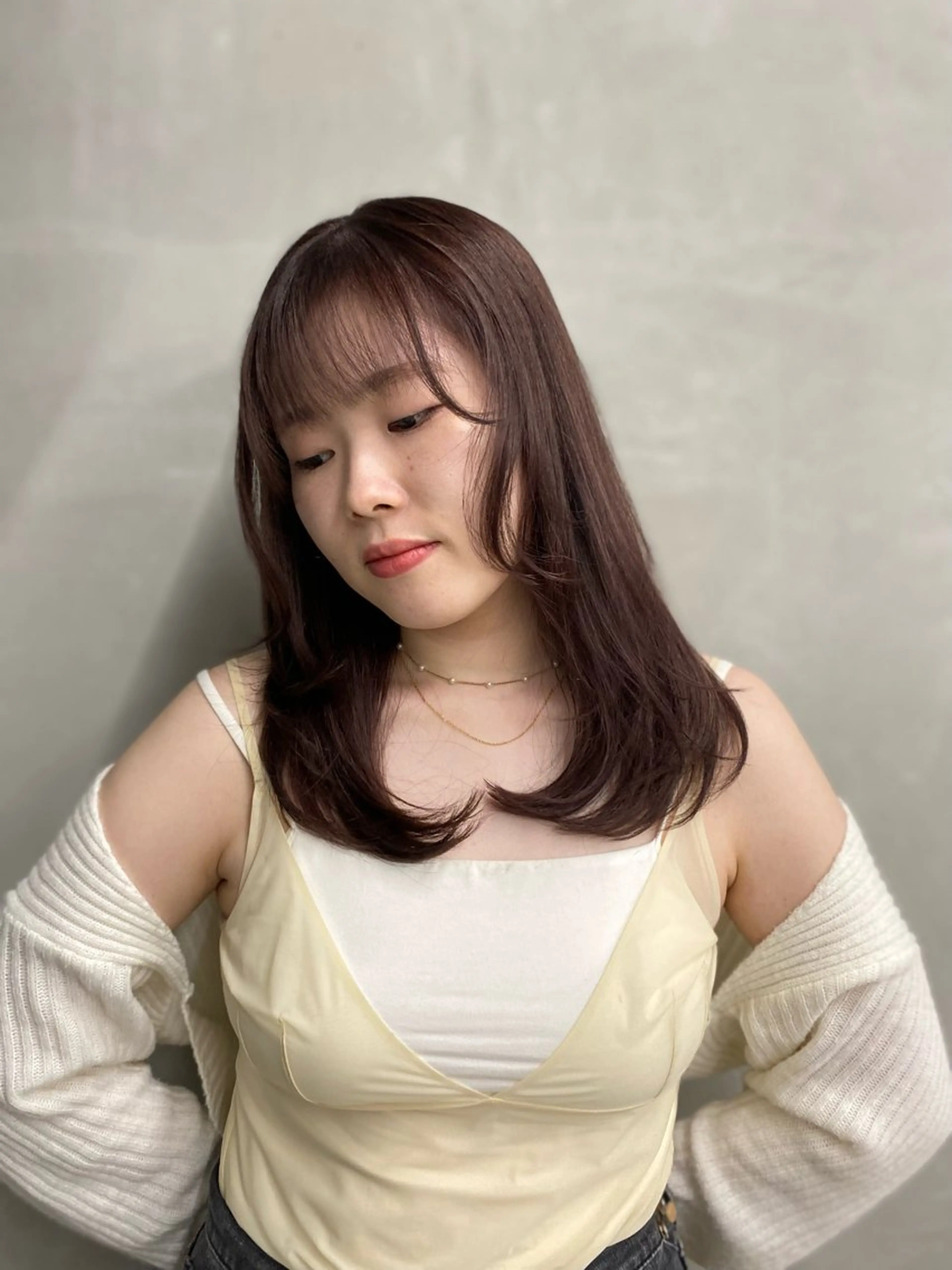 ミディアム カラー ヘアアレンジ ブリーチ ショコラグレージュ グレージュ ブリーチなしカラー 顔周りカット mina 🌷のヘアスタイル