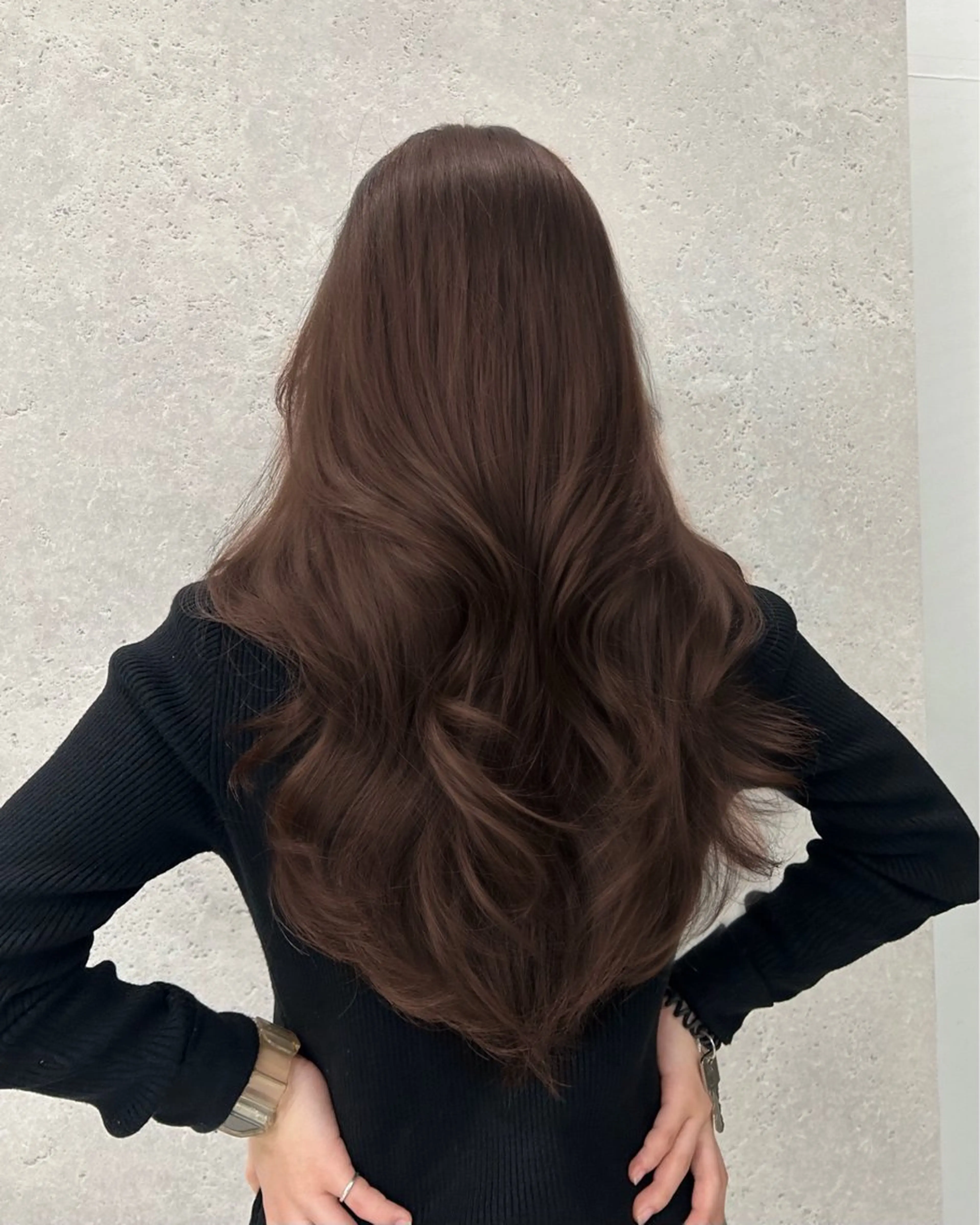 ロング ヘアカラー 大人っぽベージュ🤍 レイヤーRikutoのヘアスタイル