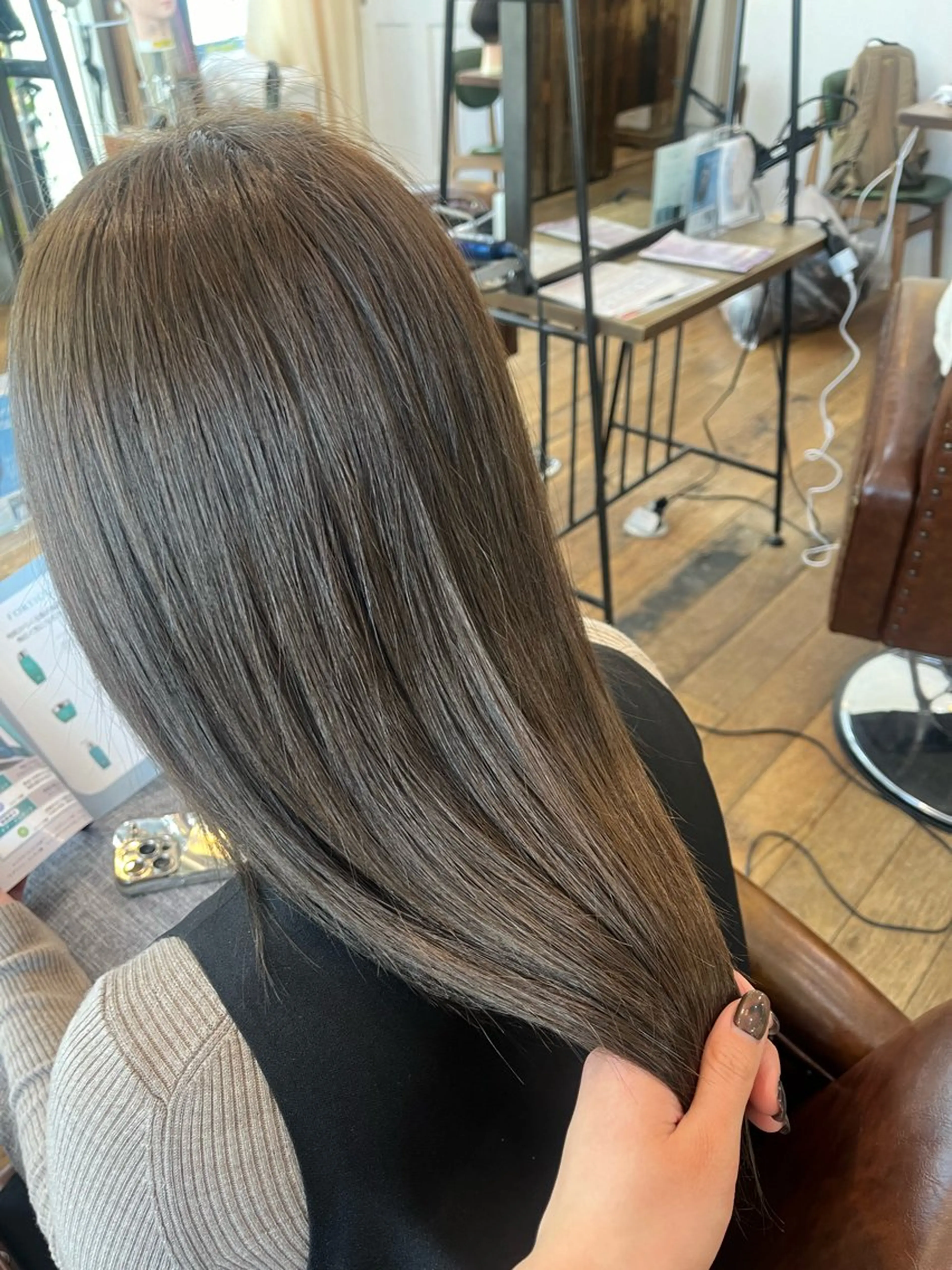 カラー アッシュ ベージュカラー ブリーチ 透明感カラー ダブルカラー 東 茉央のヘアスタイル