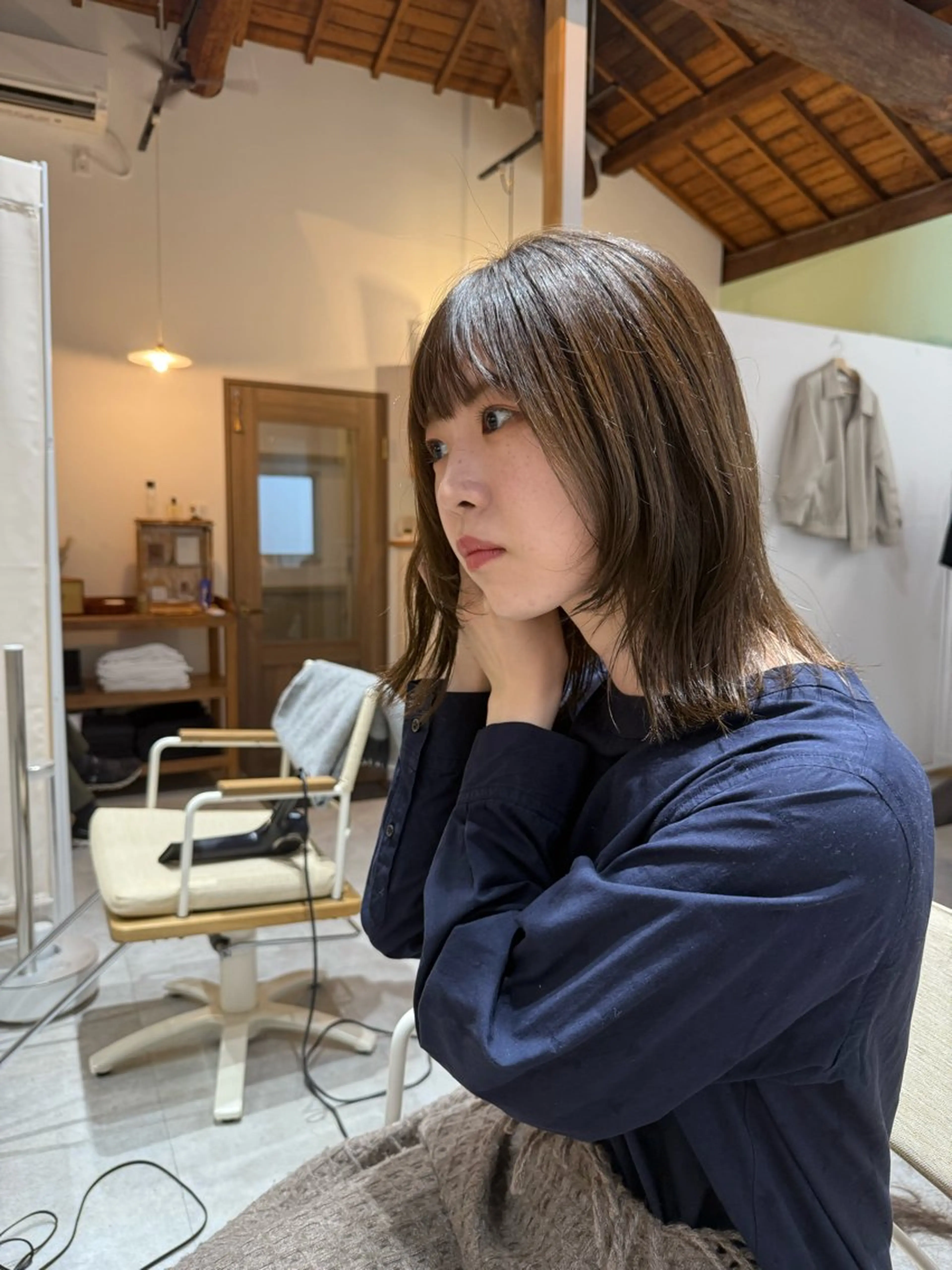 ミディアム カラー ベージュカラー オリーブベージュ 顔まわりレイヤー レイヤーカット カット ヘアカラー トリートメント h a k u 大倉 卓人のヘアスタイル