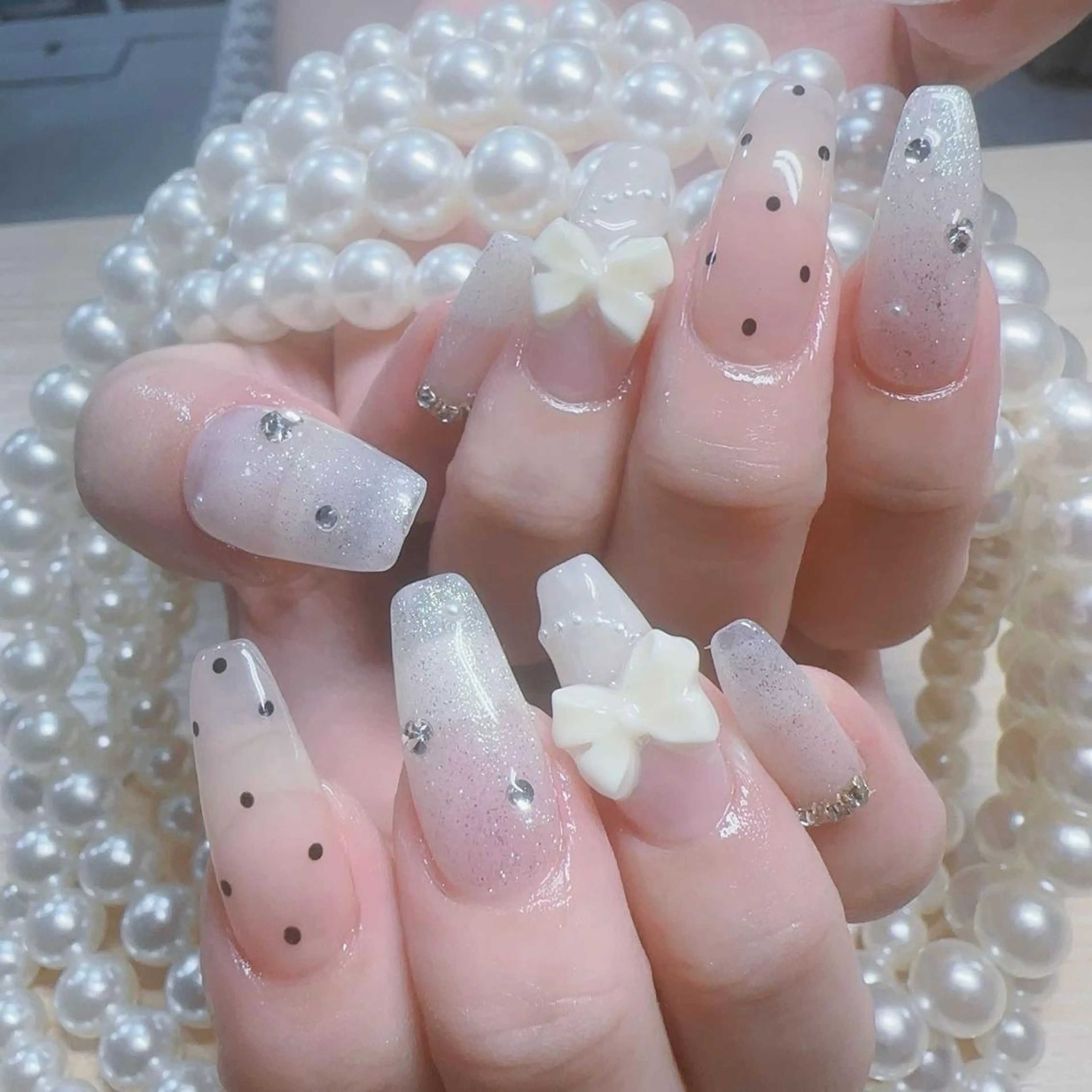 ネイル オーロラネイル 長さ出し フレンチネイル ガーリー キラキラネイル ハンドネイル ハンドケア NANAKO 🌼のネイルデザイン