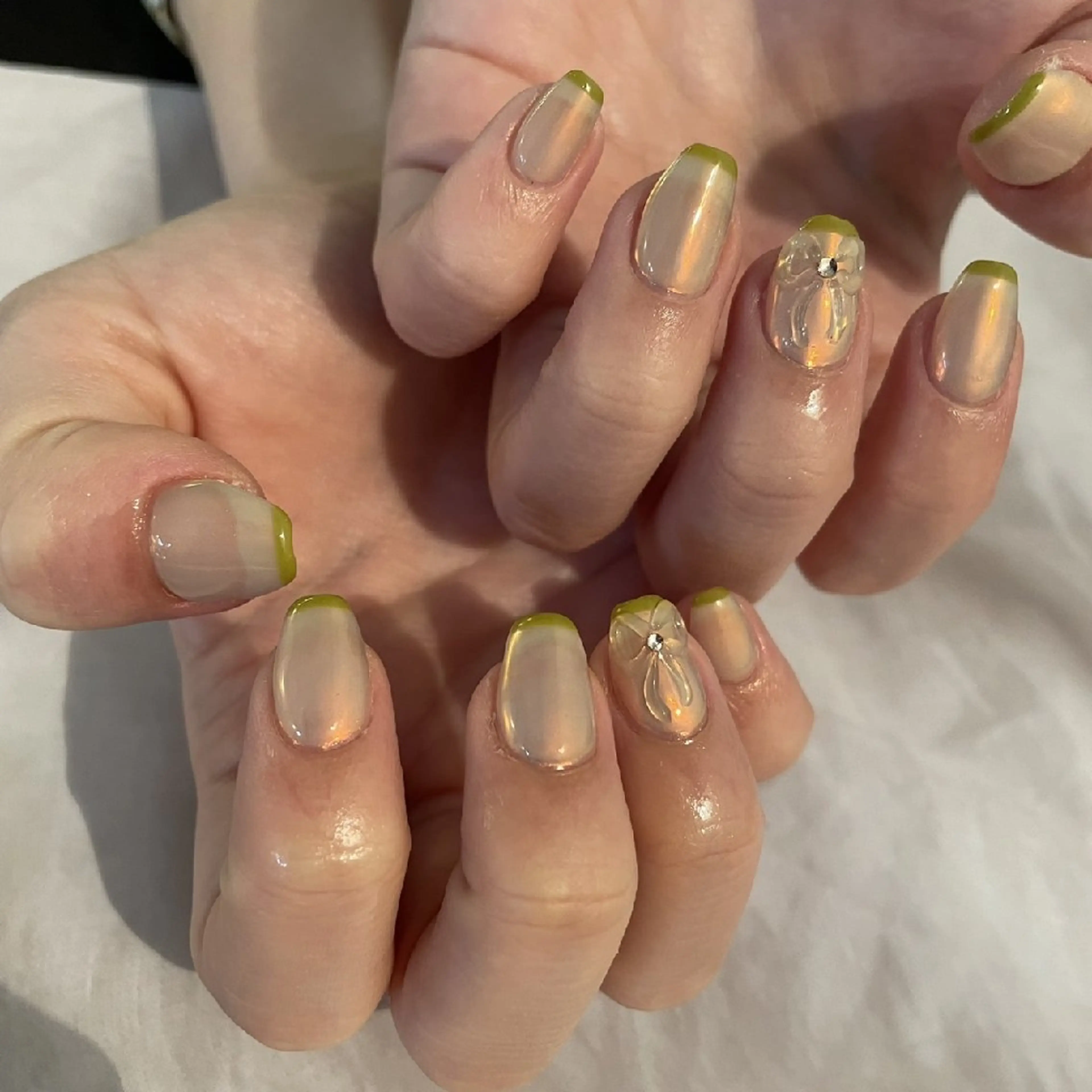 ネイル オーロラネイル ミラーネイル リボン ✨ameru✨ nailsalonのネイルデザイン