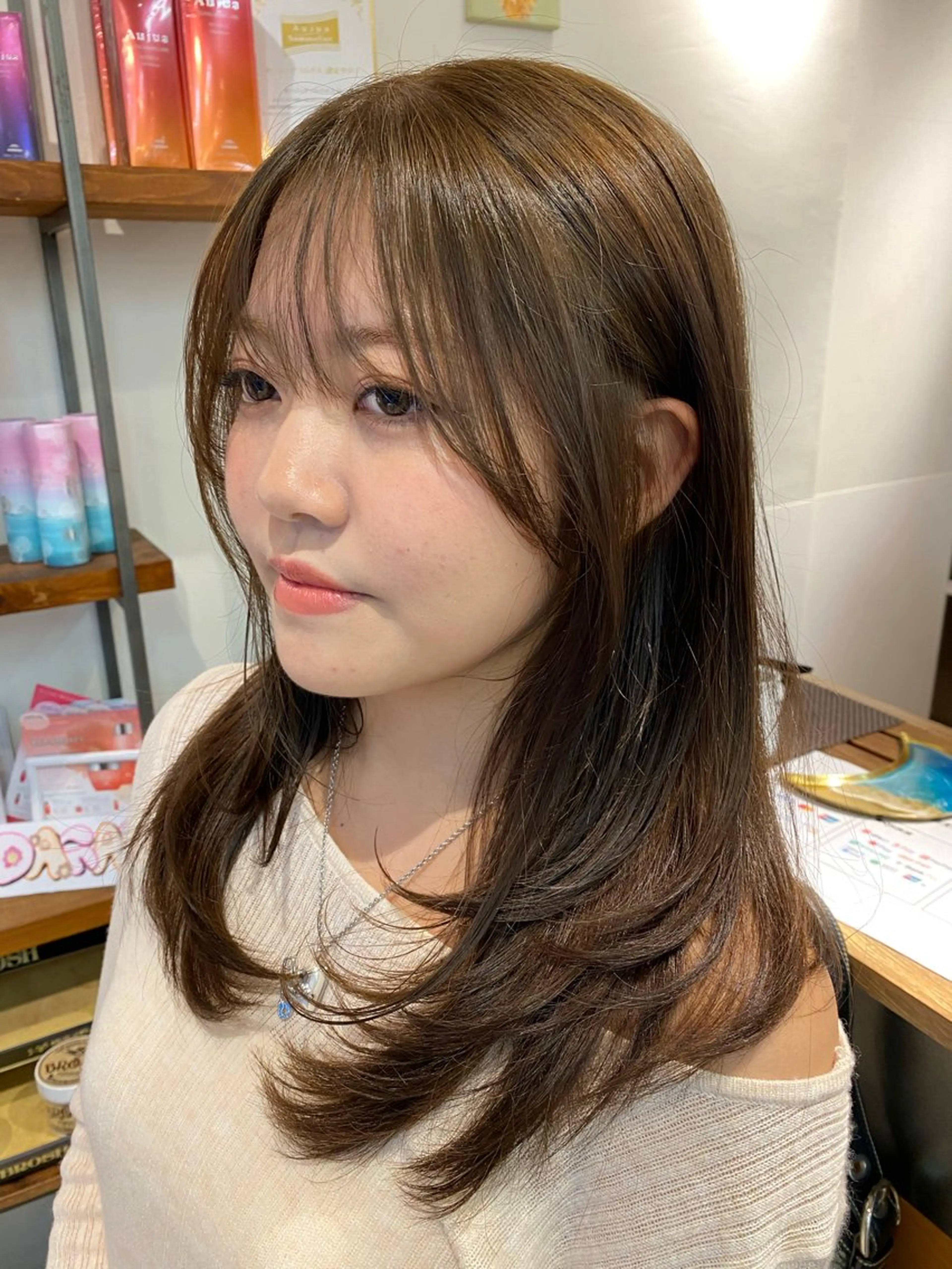 セミロング カラー ヘアカラー ナチュラルヘア🫧 ナナミのヘアスタイル