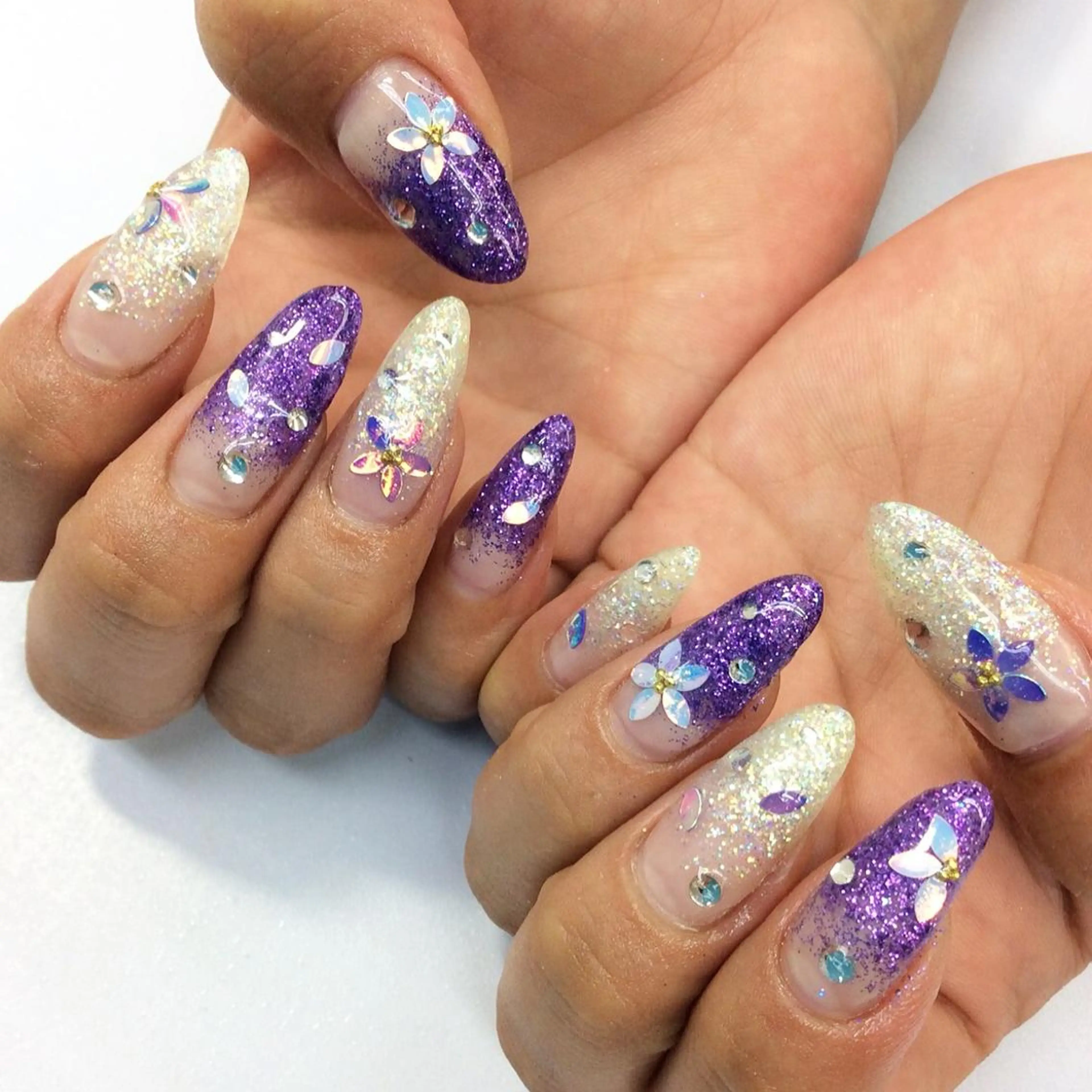 ネイル フラワーネイル グラデーション ホログラムネイル ラメ(グリッター) ラメグラデーション esNail&eye イーズネイル＆アイのネイルデザイン
