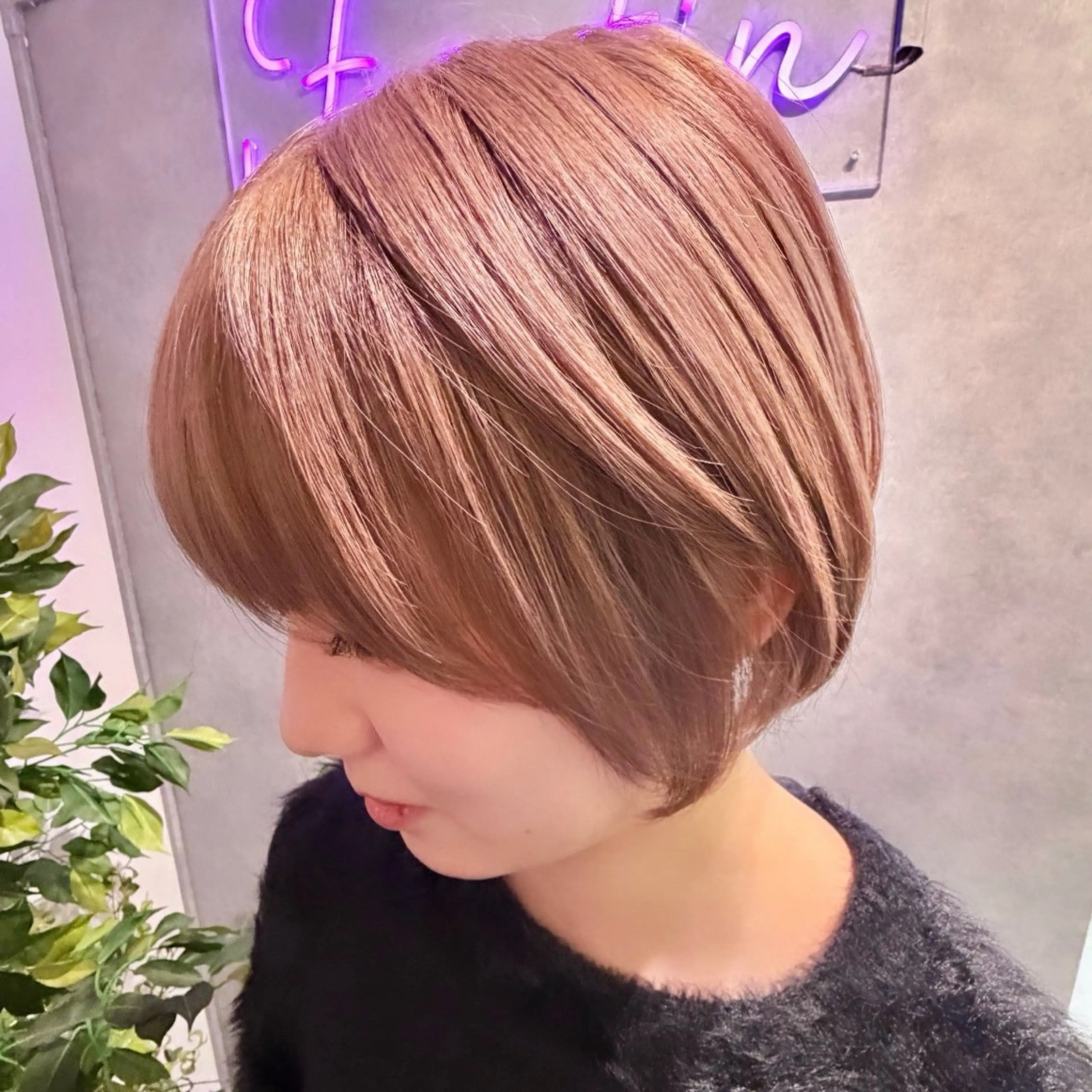 ショート ピンクラベンダー FÜRSTIN所属・西村髪質改善 ブリーチ縮毛矯正のヘアスタイル