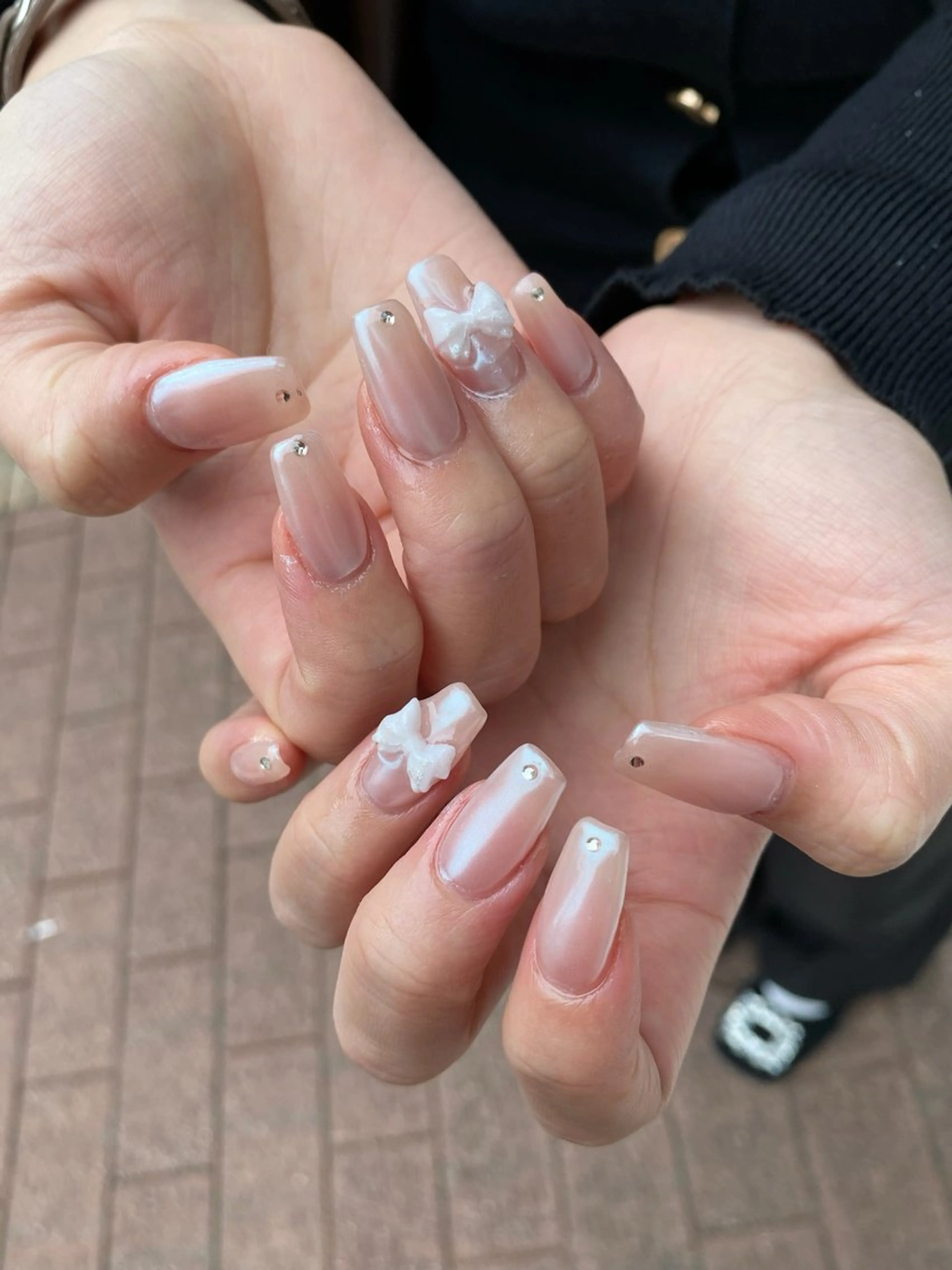 ネイル オーロラネイル ストーンネイル ハンドネイル ＼近畿大学／近く🦢 Swanのネイルデザイン