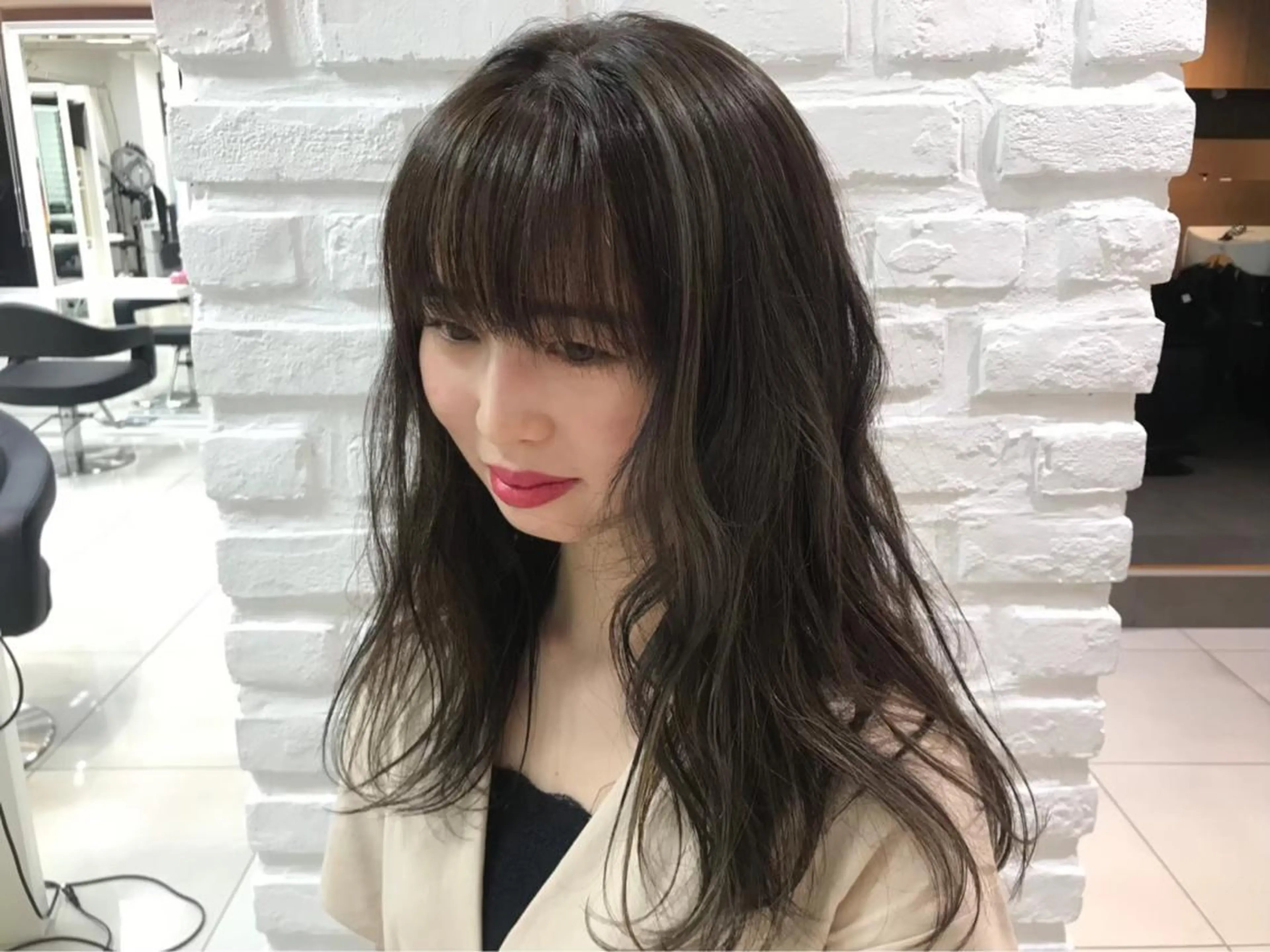 ロング カラー ベージュカラー 透明感カラー ハイライトカラー オリーブベージュ ハイライト カット ヘアカラー トリートメント 暖色カラー🌹 中山由梨のヘアスタイル