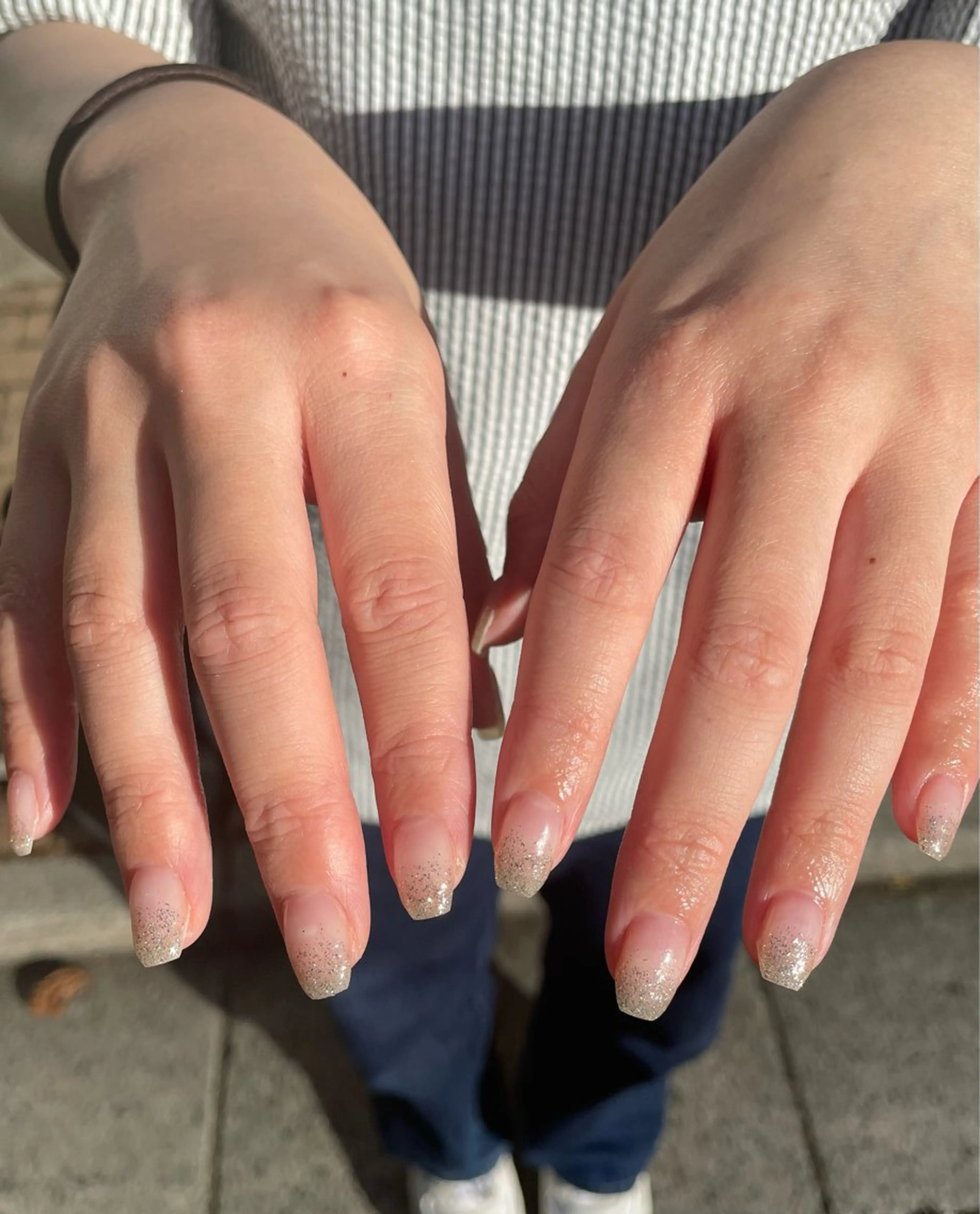 ネイル グラデーション キラキラネイル ラメ(グリッター) ラメグラデーション オフィスネイル ハンドネイル ハンドケア 🎀NAIL🎀 AI🪄︎︎◝✩のネイルデザイン