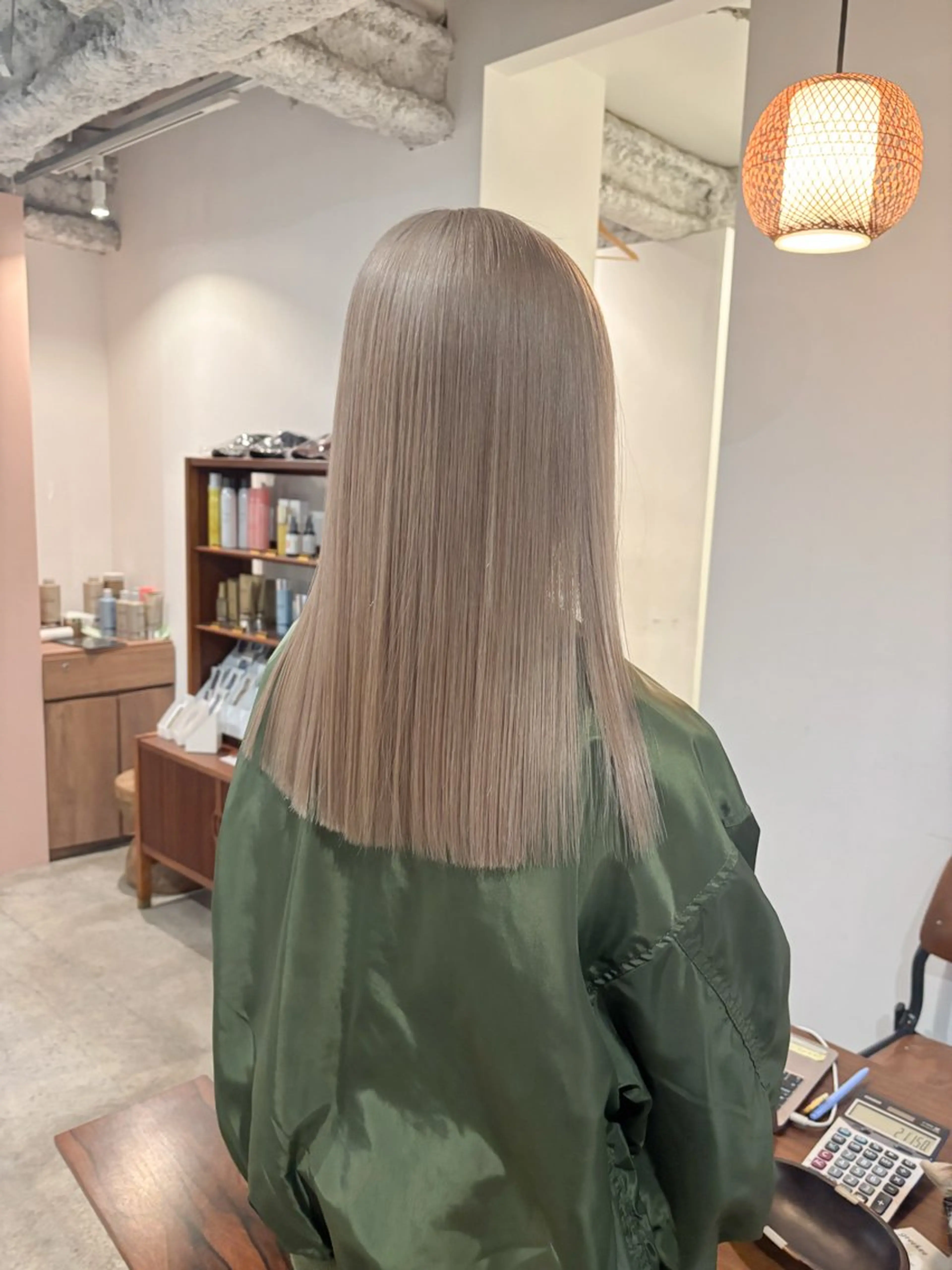 セミロング カラー ベージュカラー ブリーチ ブロンド ブロンドベージュ カット ヘアカラー Suzuki Takumaのヘアスタイル
