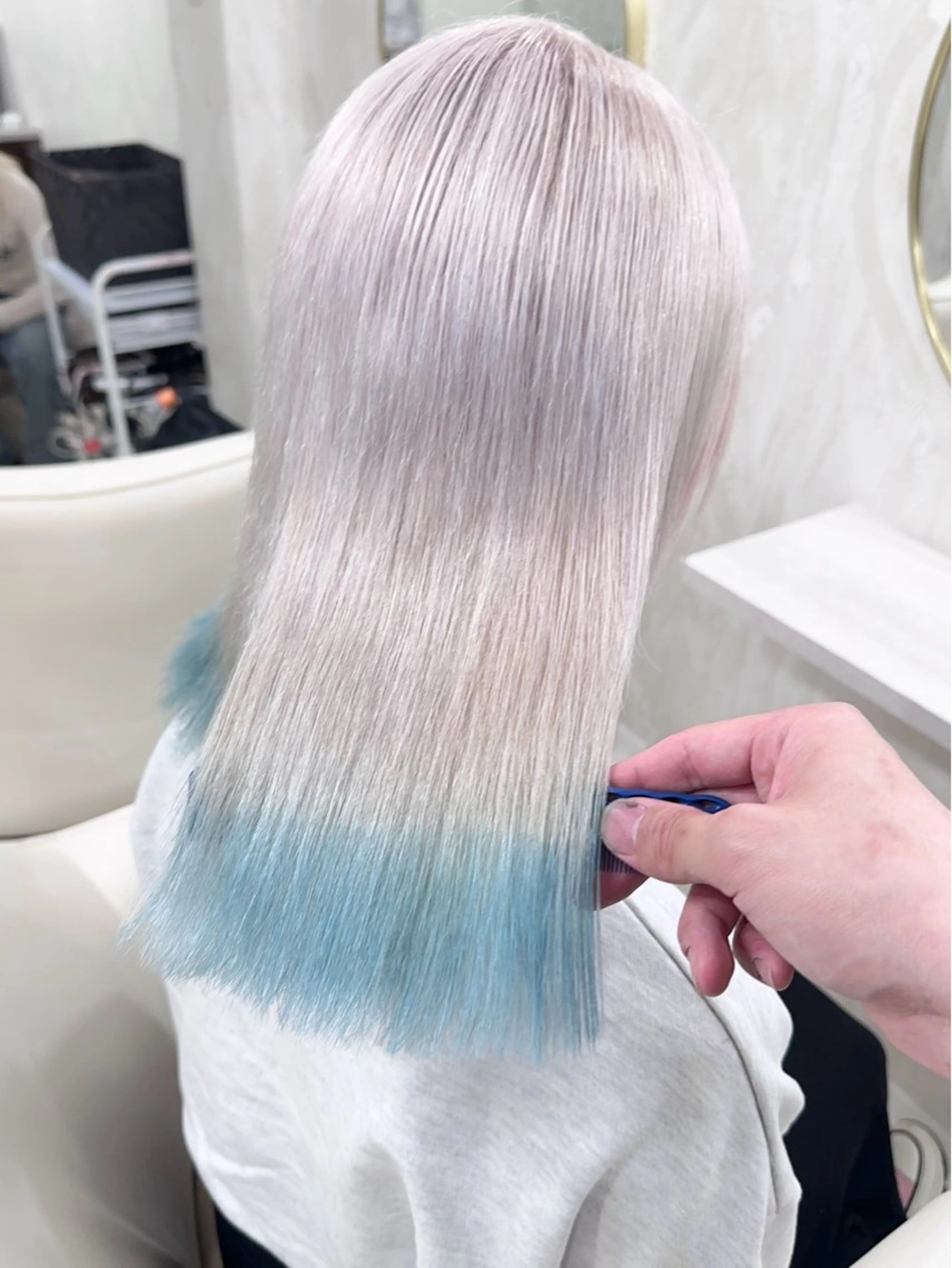 ロング カット ヘアカラー 前髪カット🩶レイヤ ー🩶ハイトーン🩶のヘアスタイル