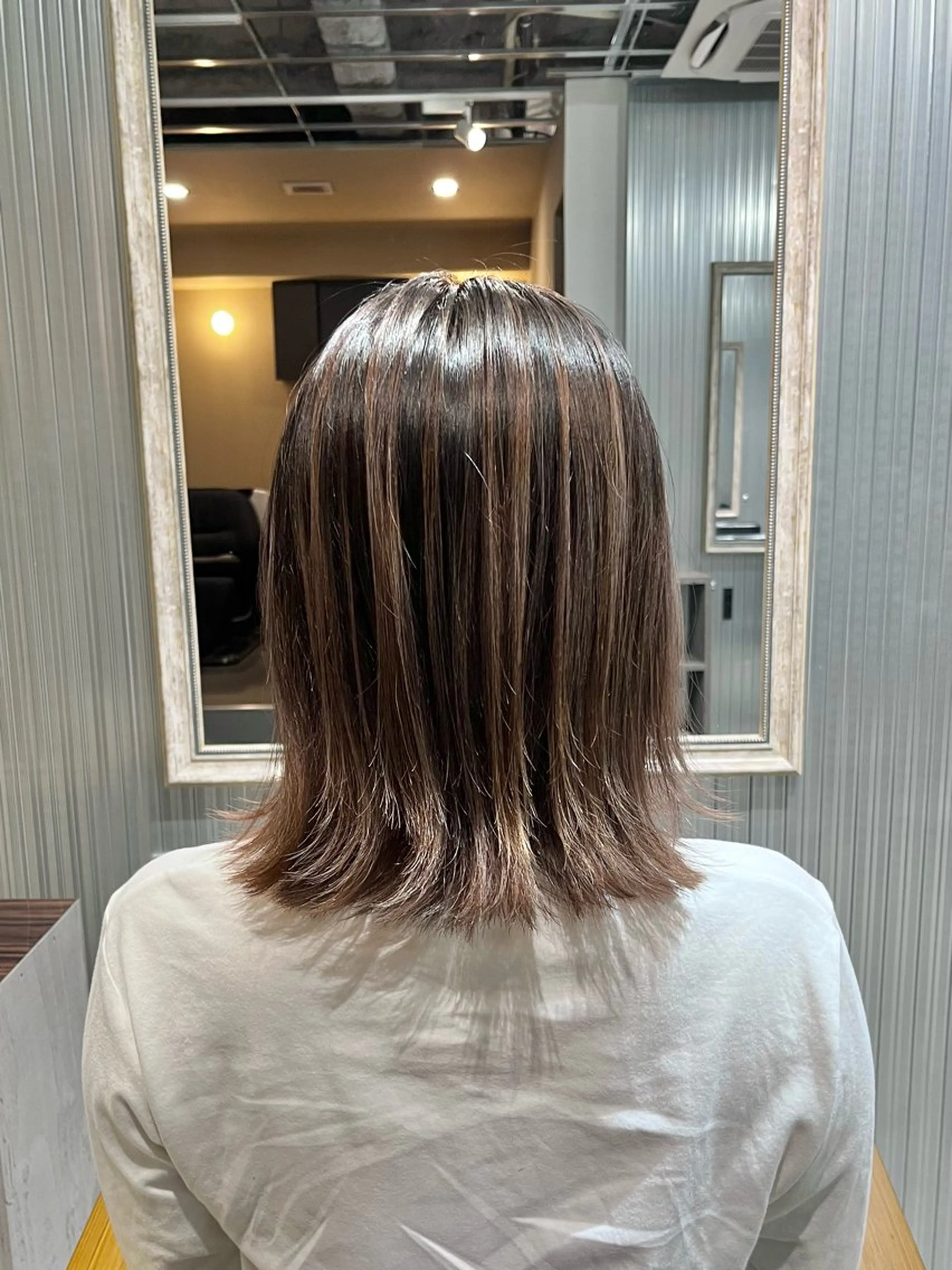 ミディアム カラー バレイヤージュ ブリーチ グレージュ レイヤーカット ヘアカラー KIZU 髪質改善 オカルト怪談のヘアスタイル