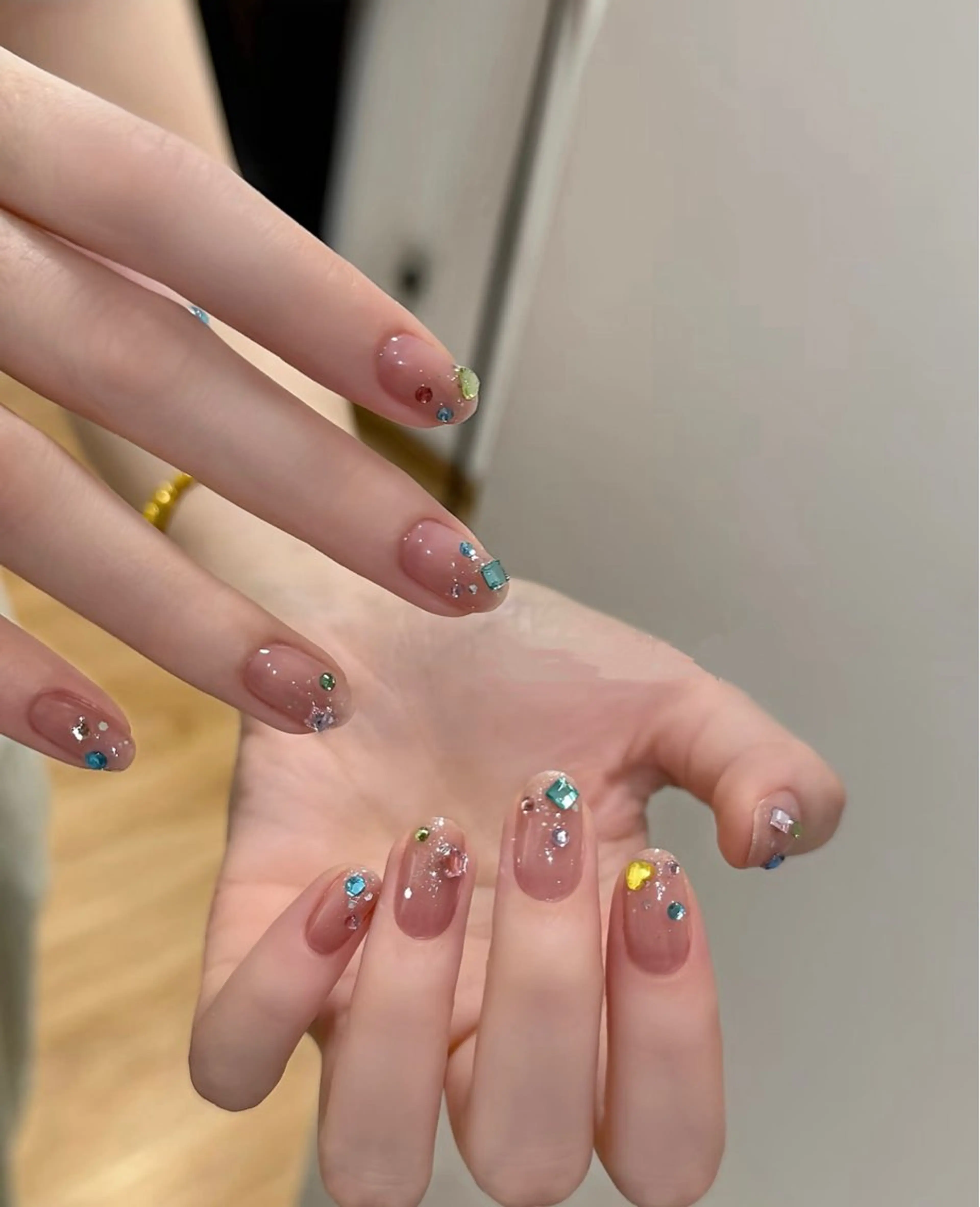 ネイル 持ち込み ストーンネイル ハンドネイル Liora ネイルサロン所属・Liora nail salonのネイルデザイン