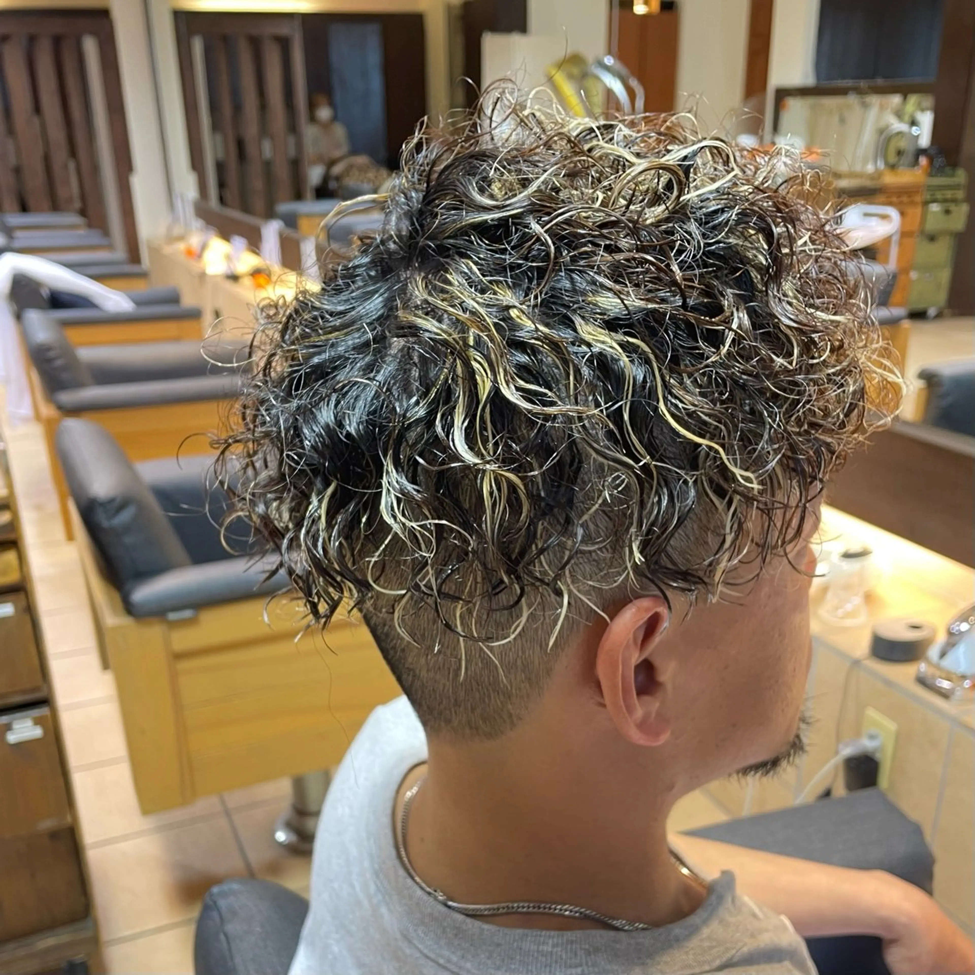 ショート パーマ メンズ メンズハイライト ハイライト カット ヘアカラー パーマ すげ さやかのヘアスタイル