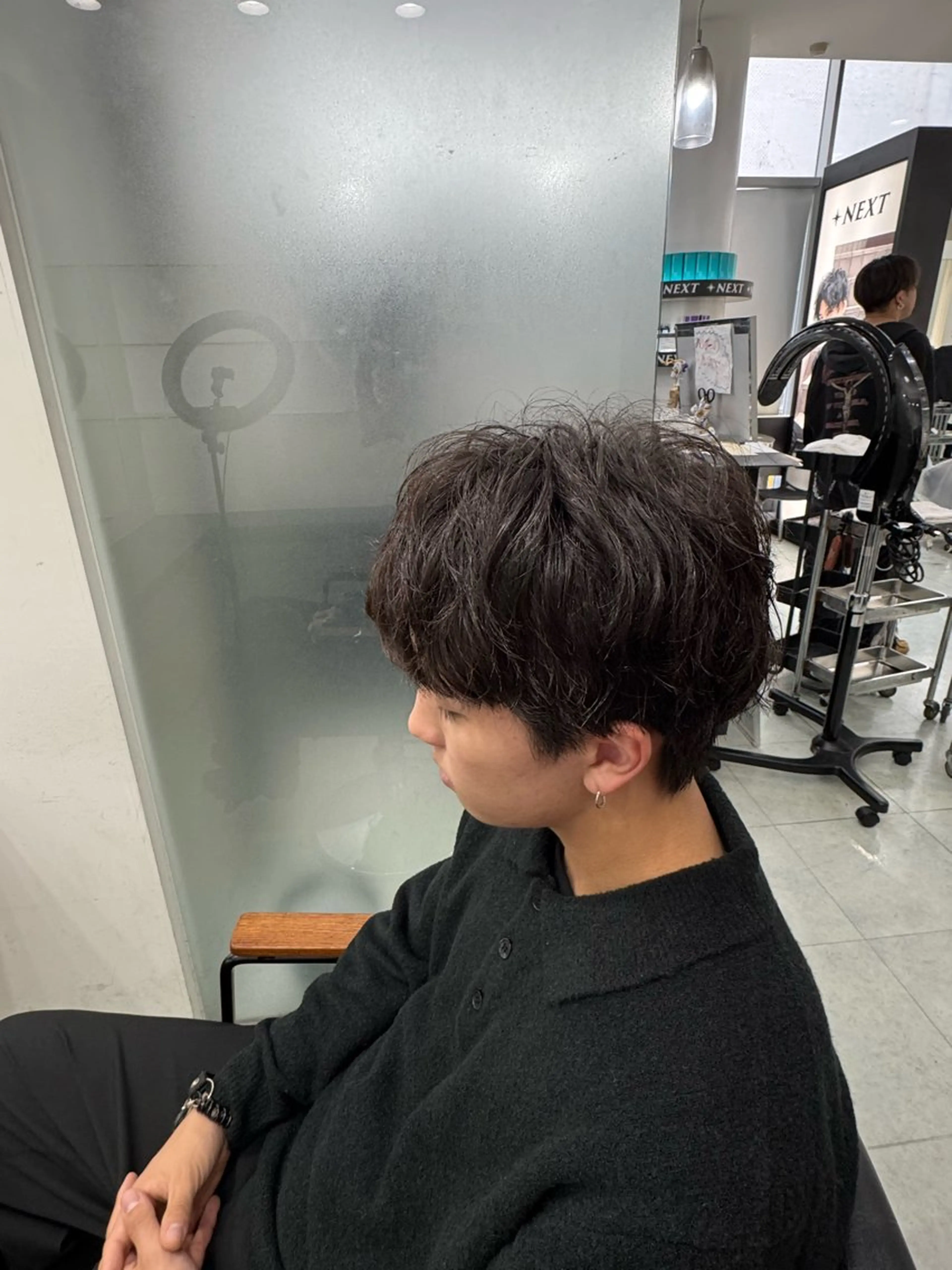 メンズ カット 毛流れ特化愁斗 センターパートパーマのヘアスタイル