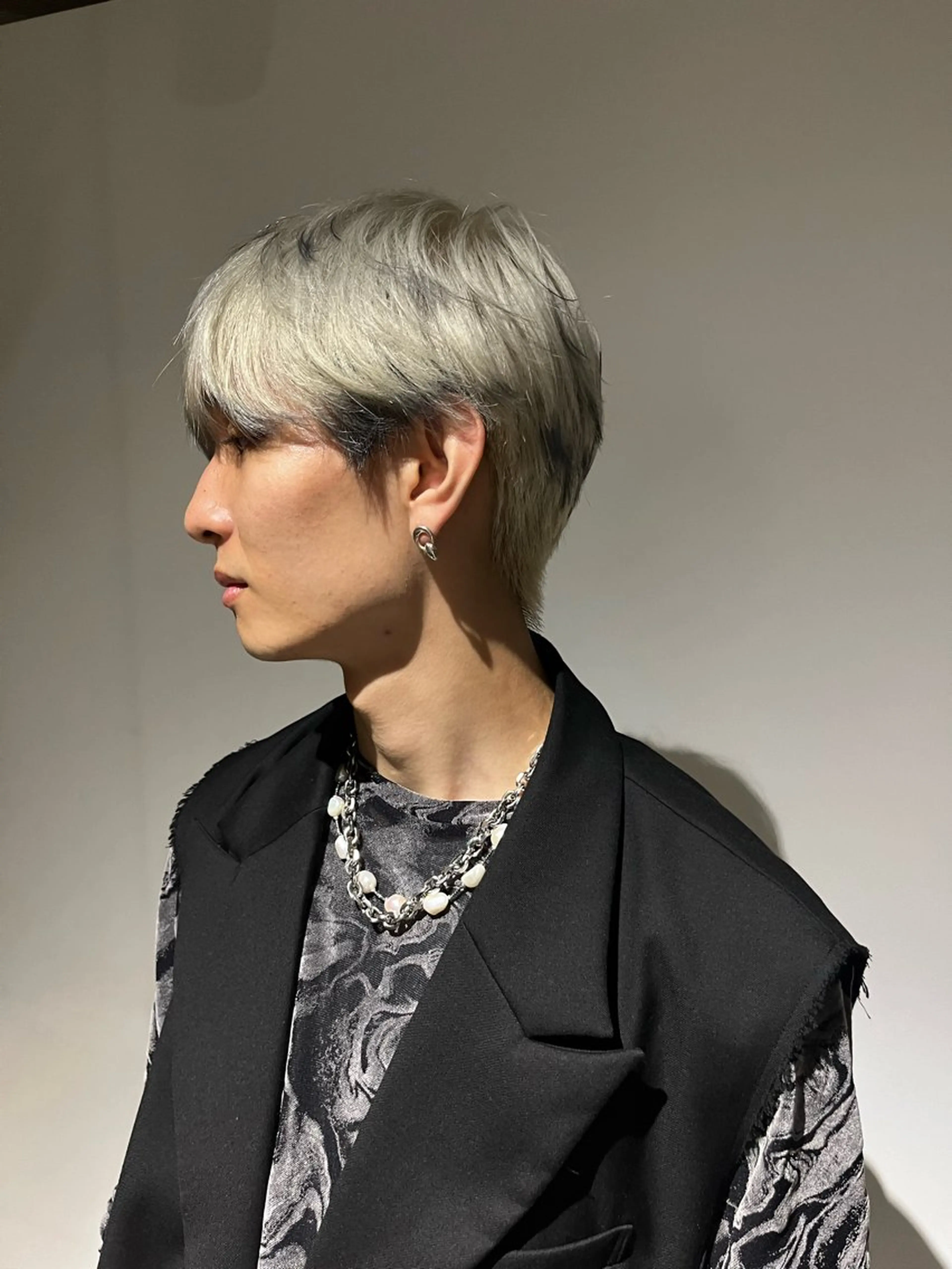 ショート カラー メンズ メンズブリーチ ブリーチ ブロンド シルバー カット ヘアカラー トリートメント メンズ縮毛矯正🦊ハ イトーン　RYOKAのヘアスタイル