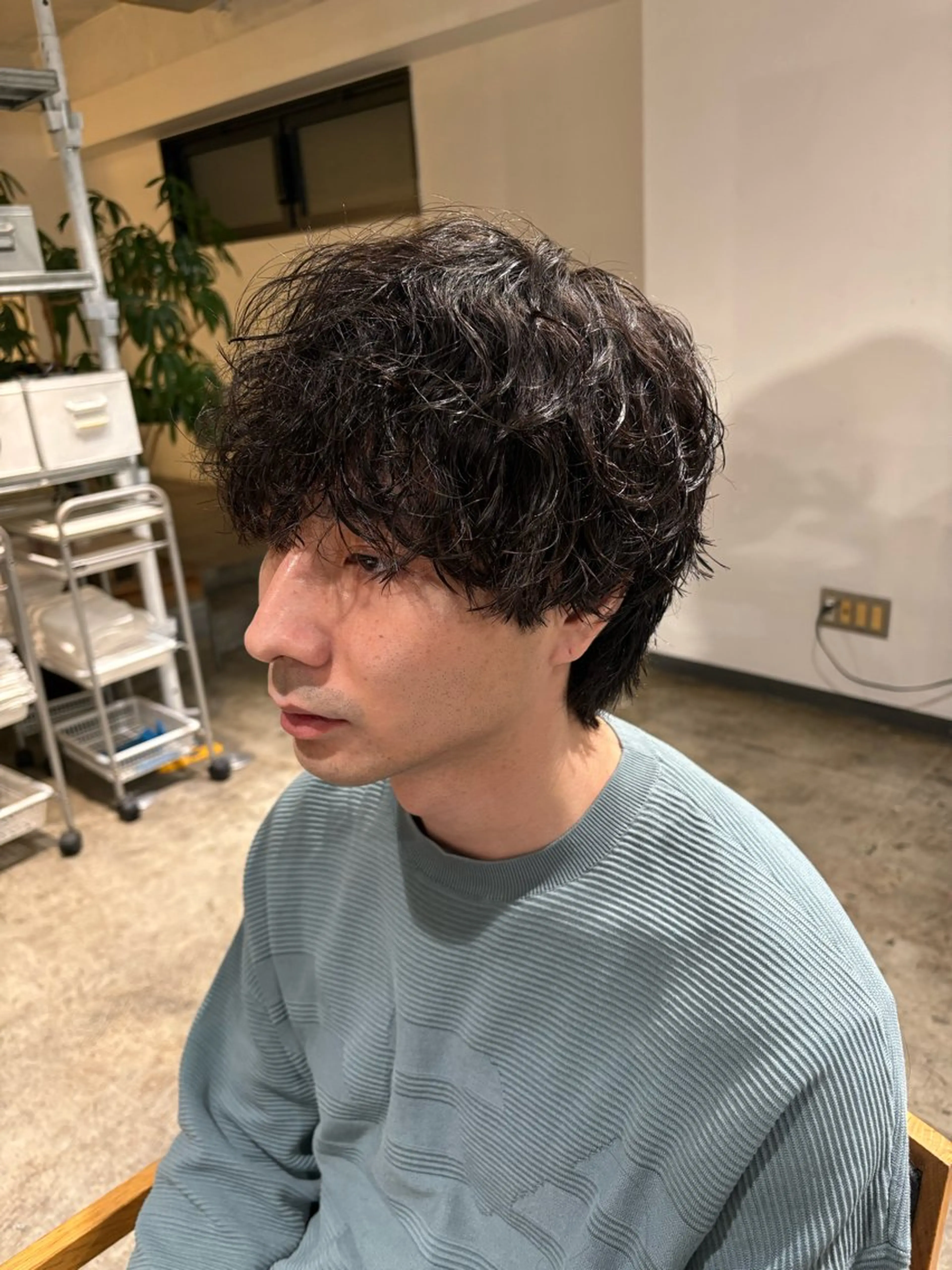 ショート パーマ メンズ センターパート ダウンパーマ フェザーパーマ カルマパーマ メンズ韓国風 カット フェザーパーマ癖毛 曲がる縮毛矯正森岡のヘアスタイル