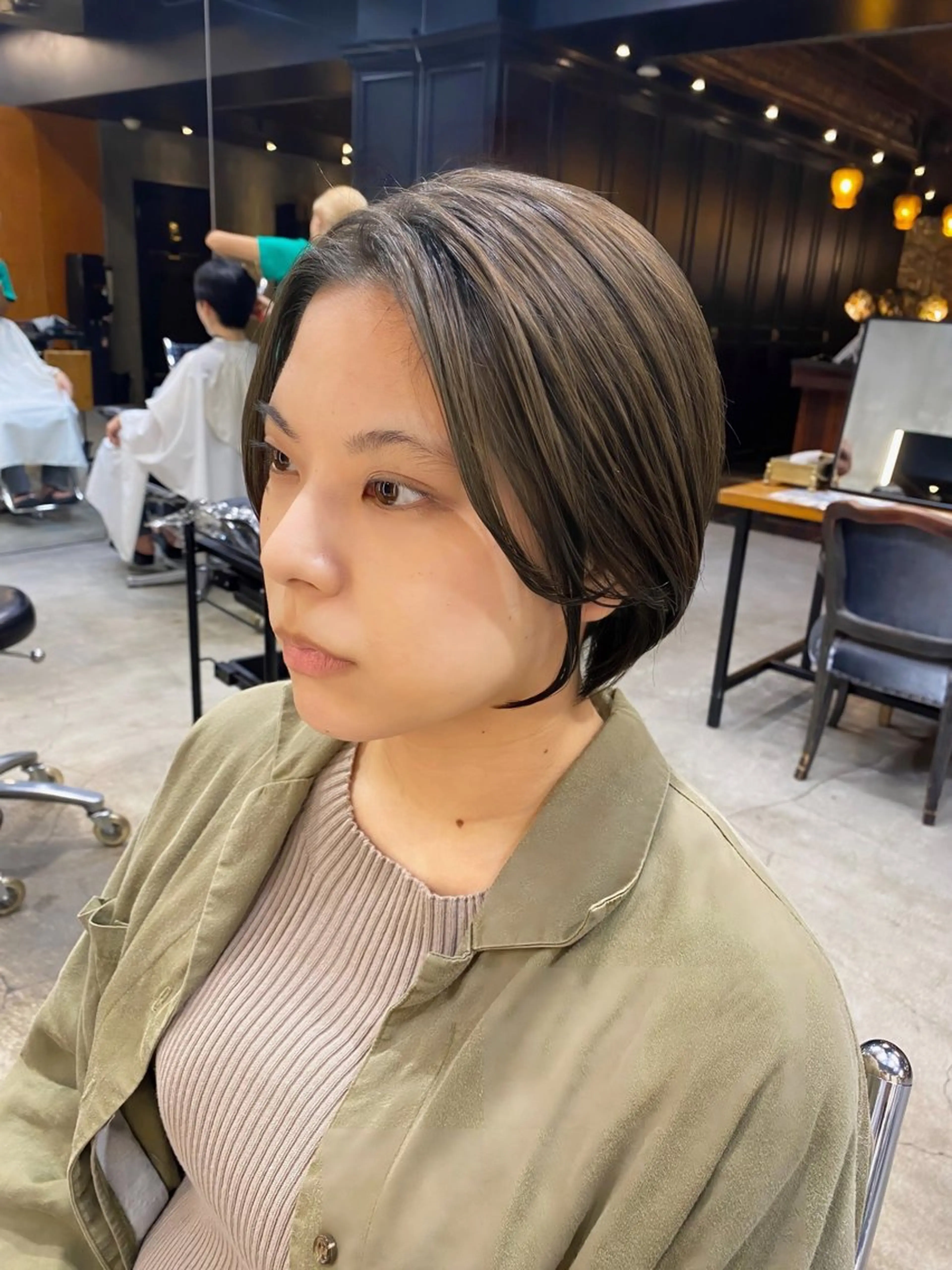 ショート カラー ショートボブ グレージュ カーキグレージュ ボブ ショートヘア ブリーチなしダブル カラー🧸🐺陽介のヘアスタイル