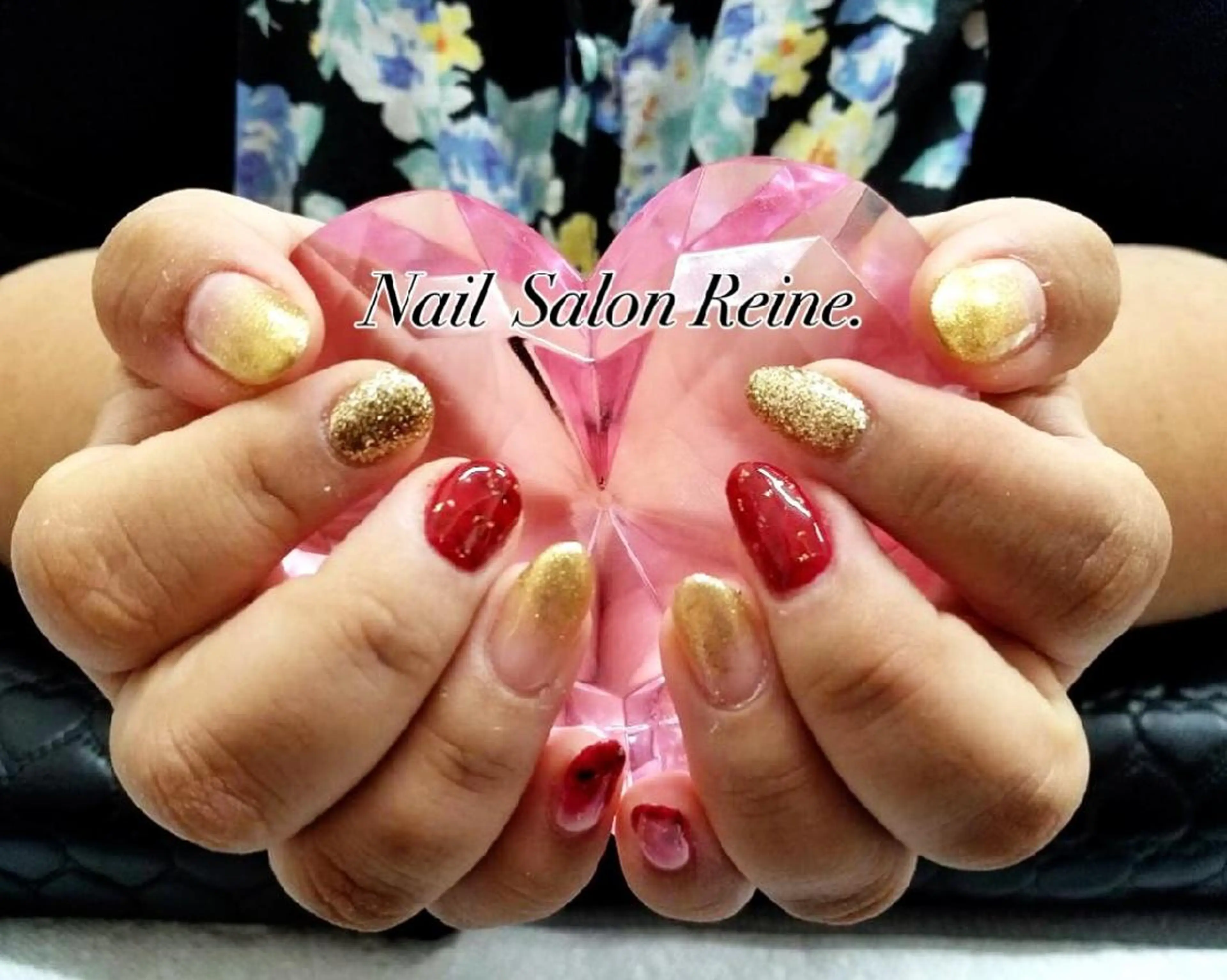 ネイル ゴールド キラキラネイル 赤色 Nailsalon Reine所属・玉栄 伶奈のネイルデザイン