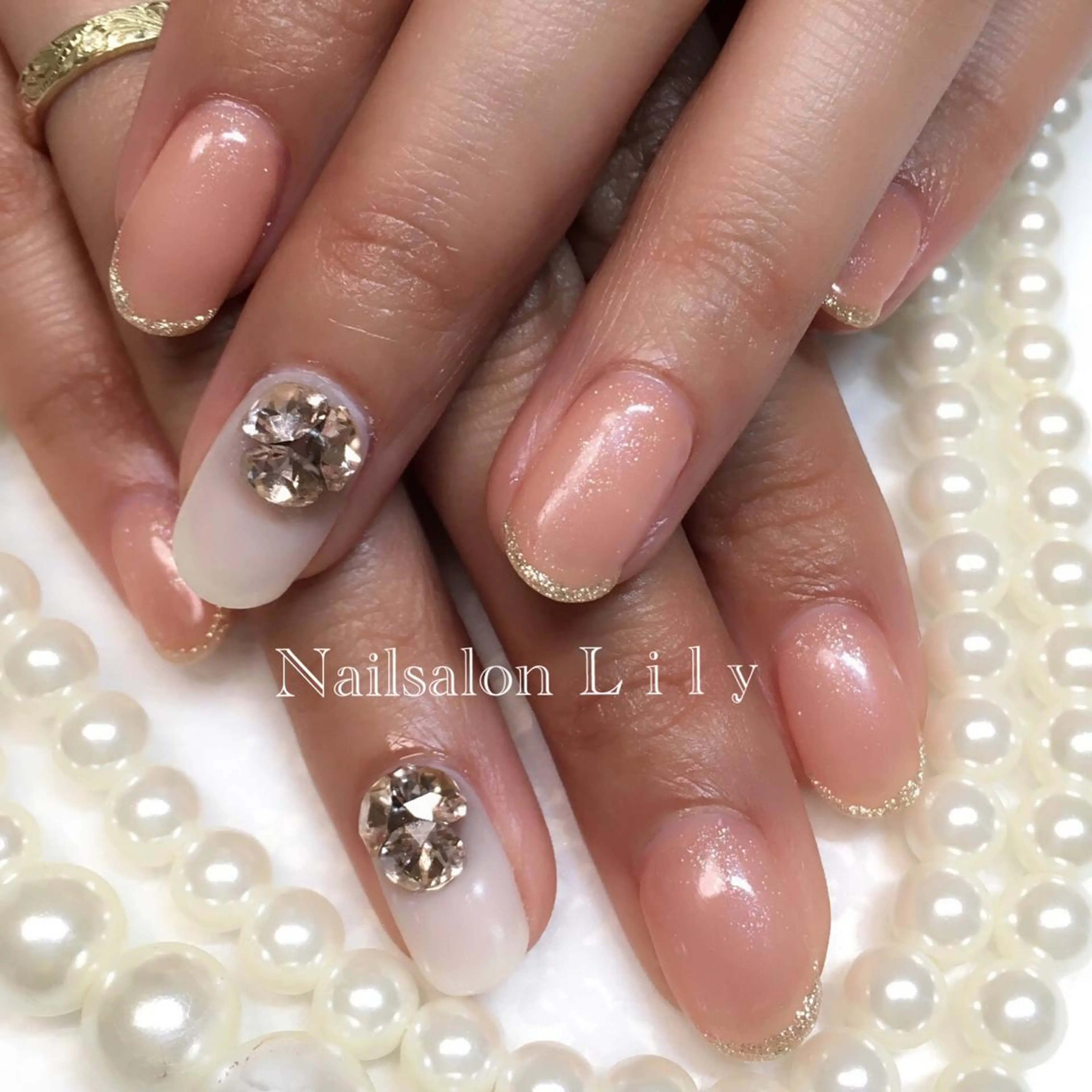 ネイル ゴージャス ストーンネイル Nailsalon Lilyのネイルデザイン