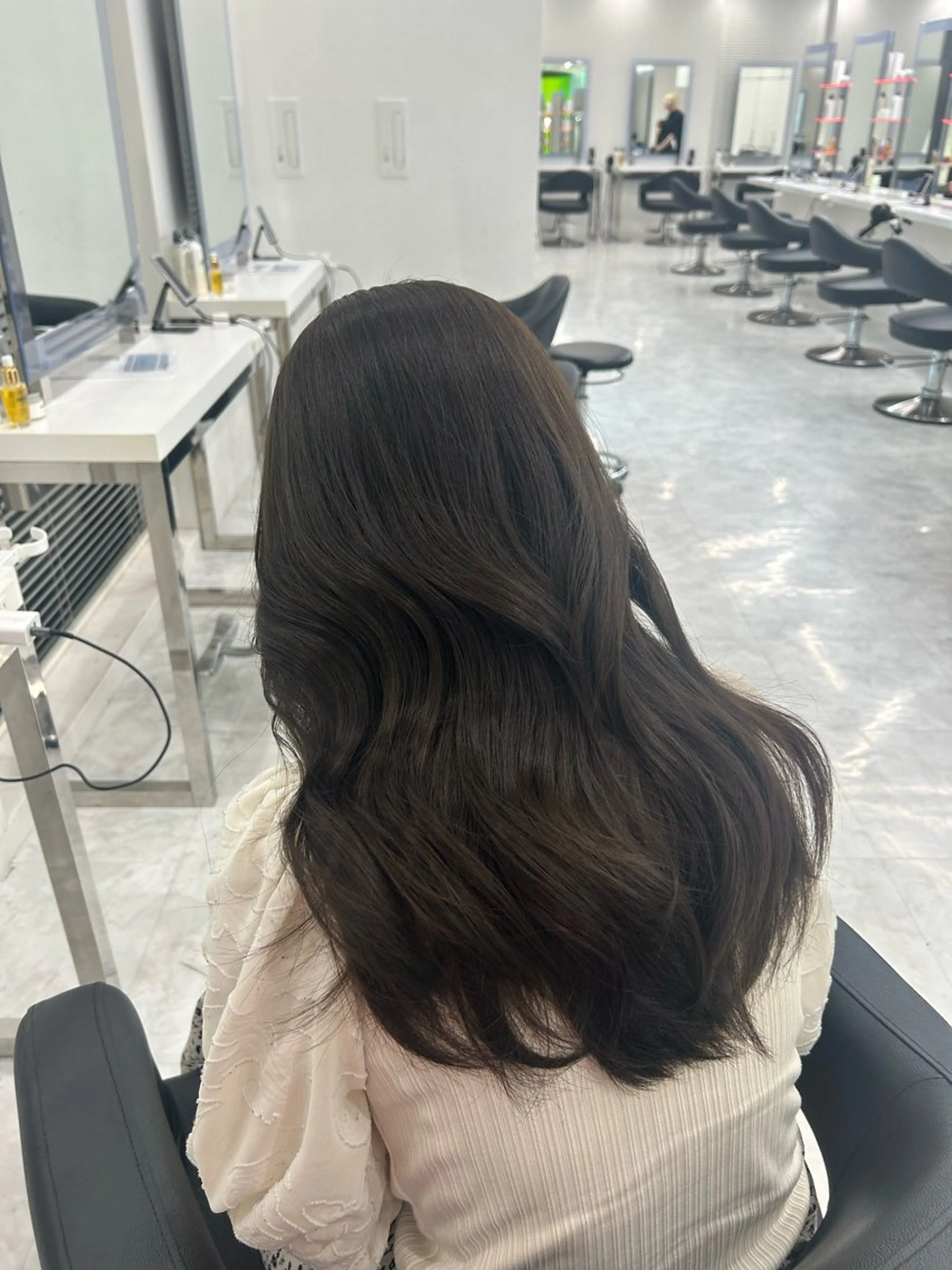 ロング ヘアカラー 大人っぽベージュ🤍 レイヤーRikutoのヘアスタイル
